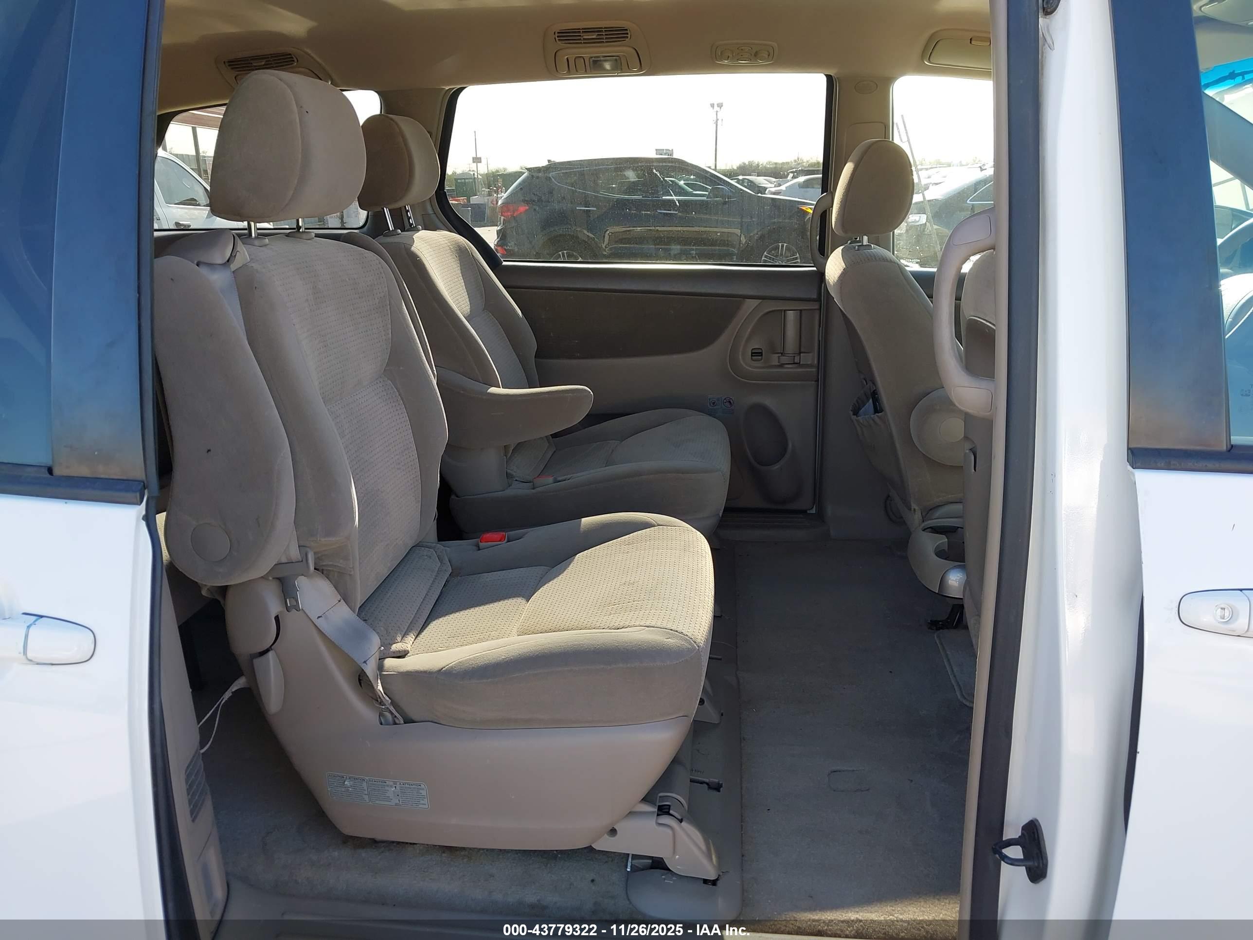TOYOTA SIENNA image 8
