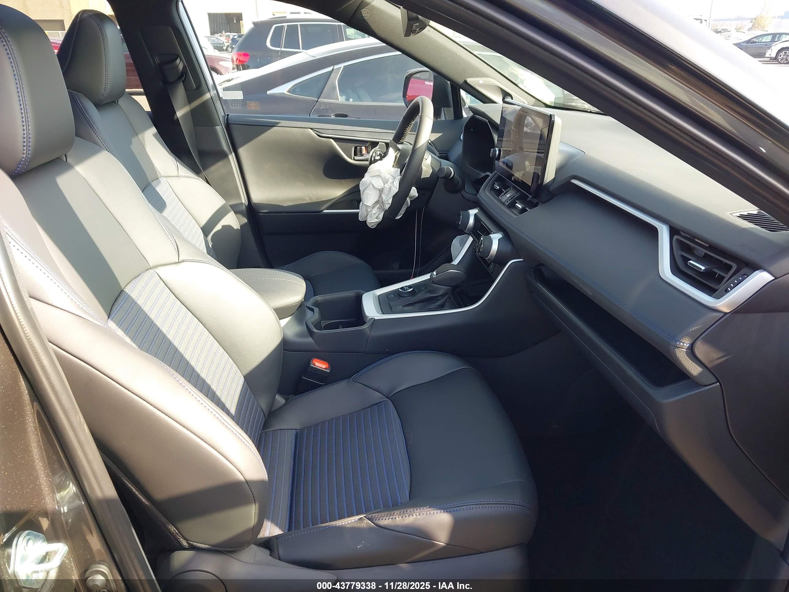 TOYOTA RAV4 image 5