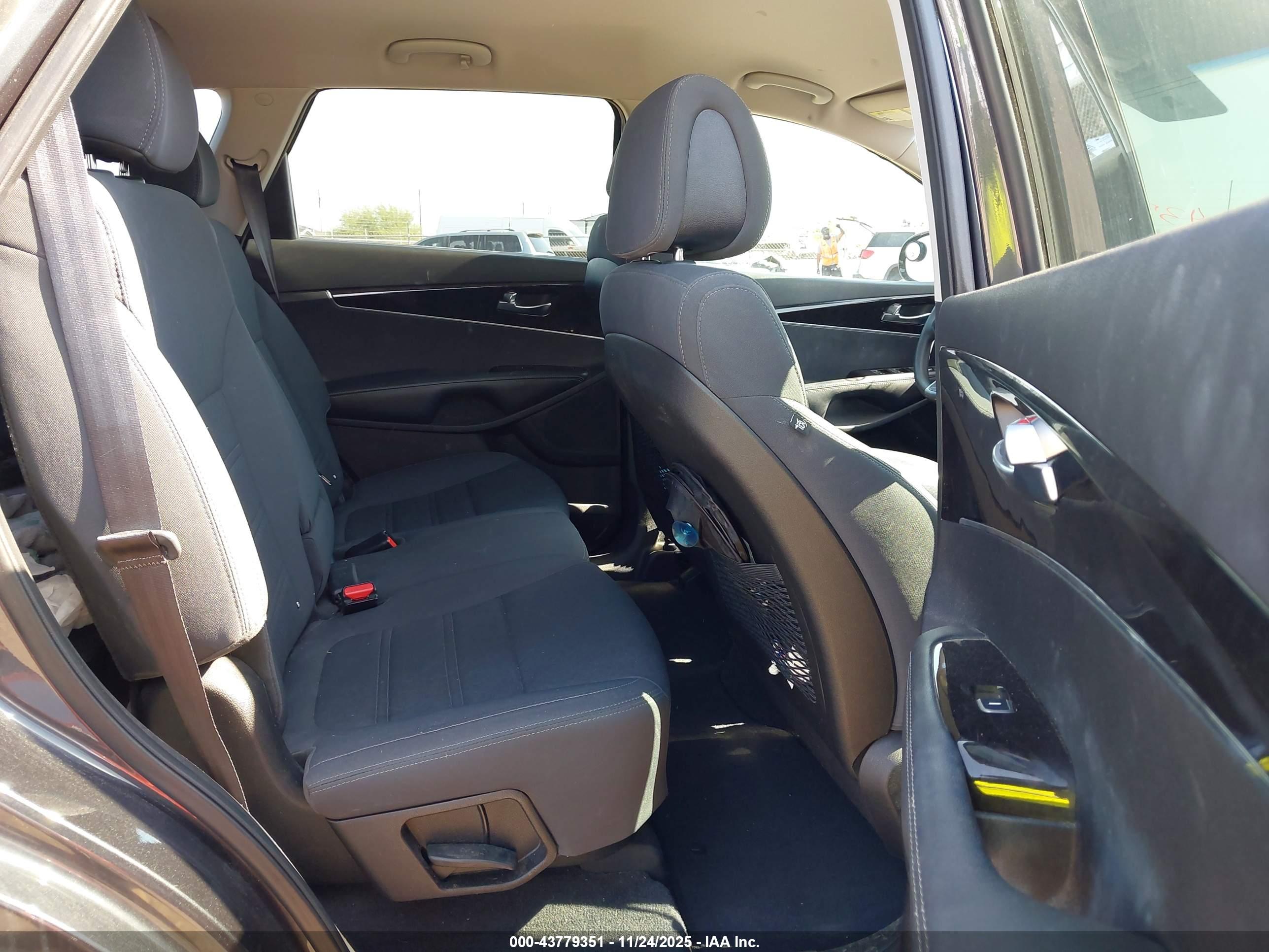 KIA SORENTO image 8