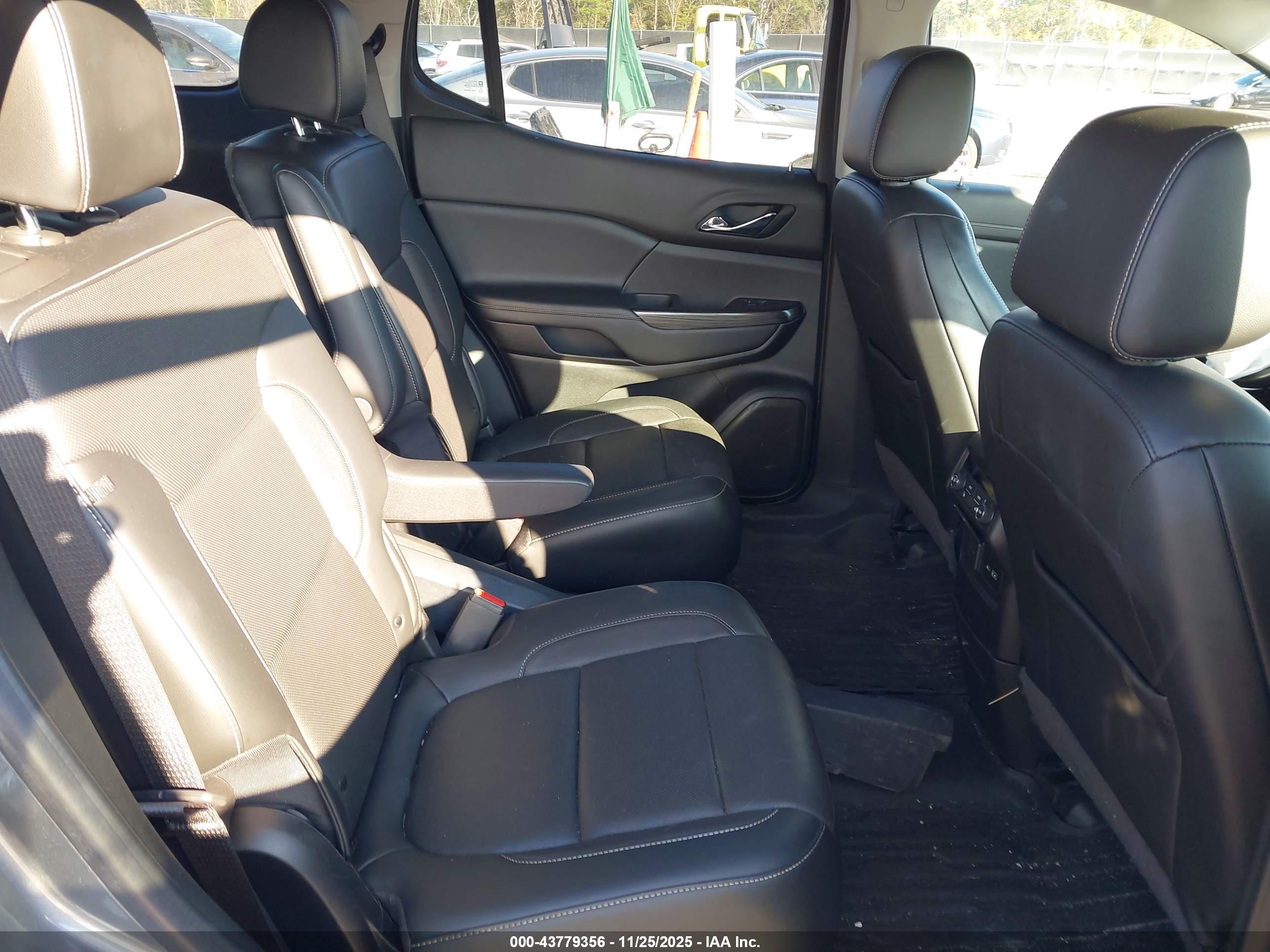 GMC ACADIA image 8