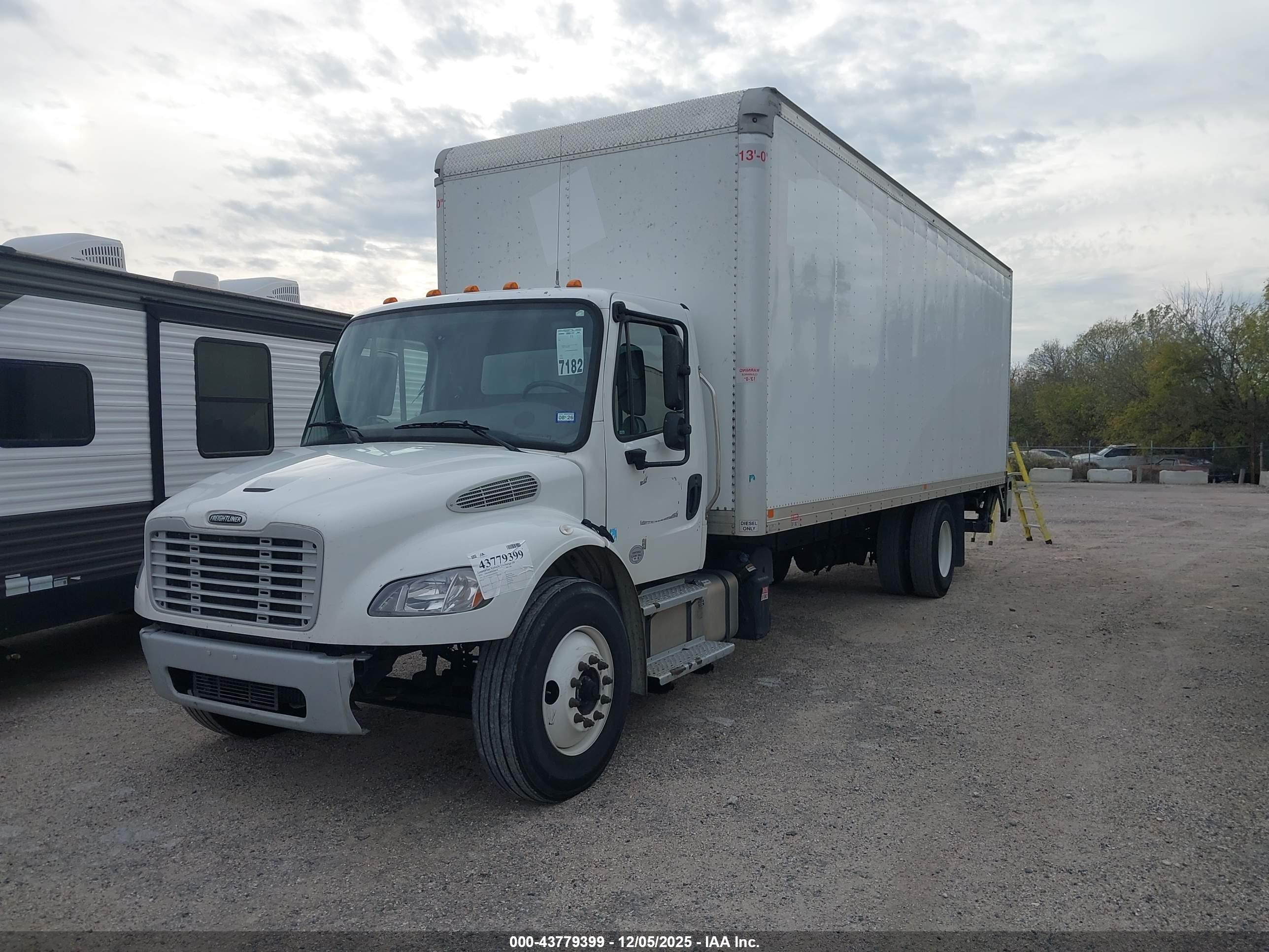 FREIGHTLINER M2 image 2