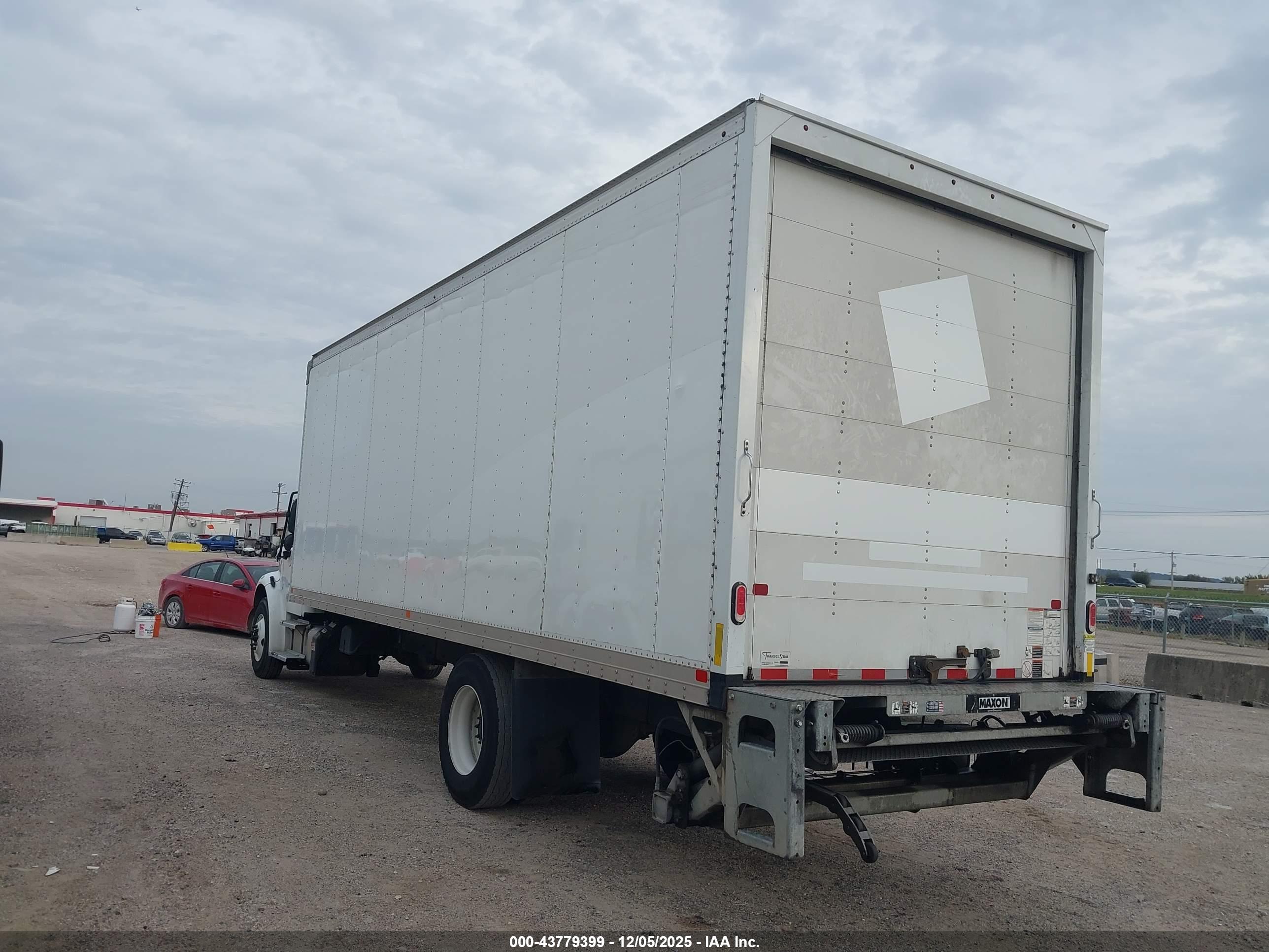 FREIGHTLINER M2 image 3