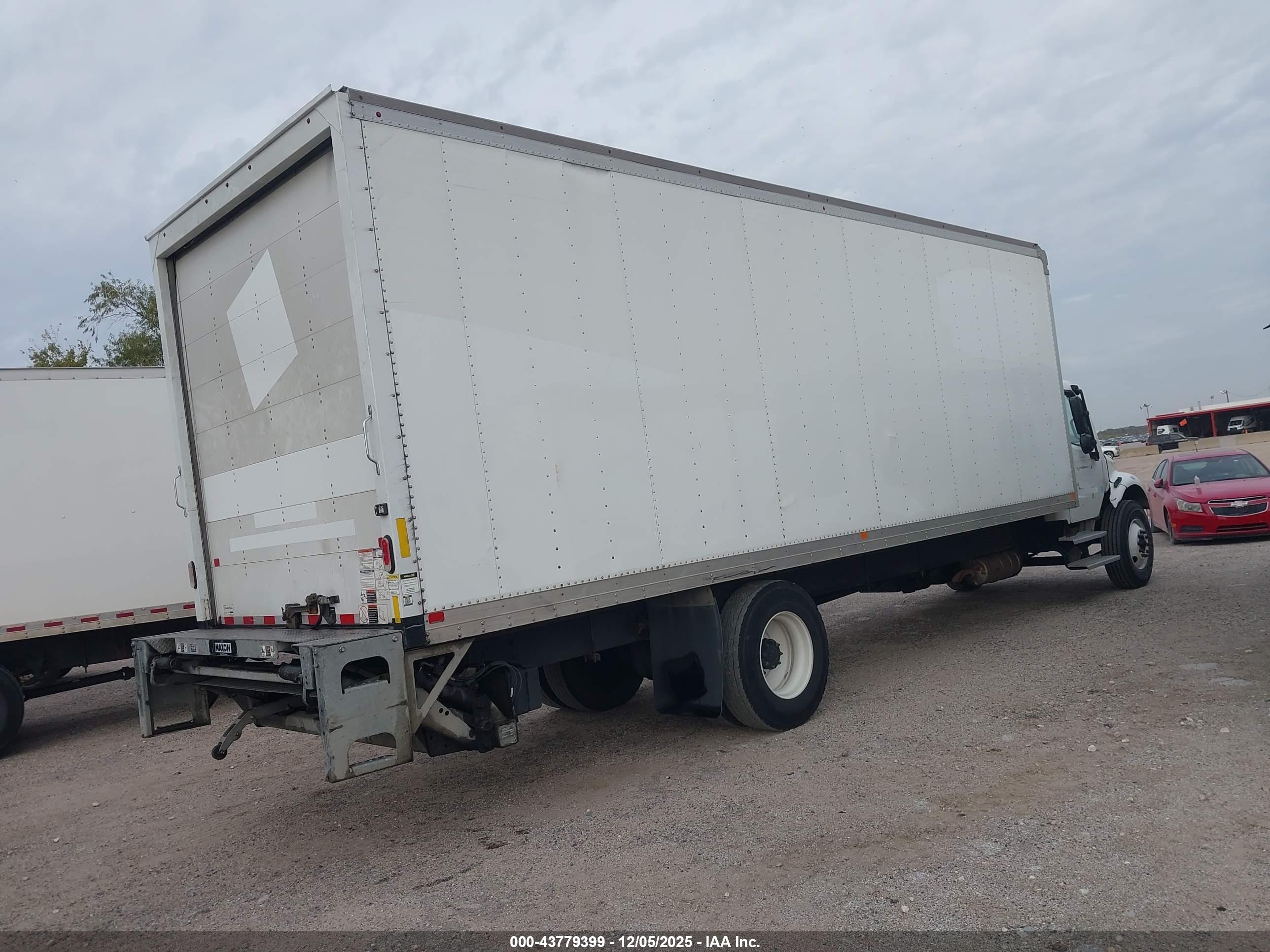 FREIGHTLINER M2 image 4