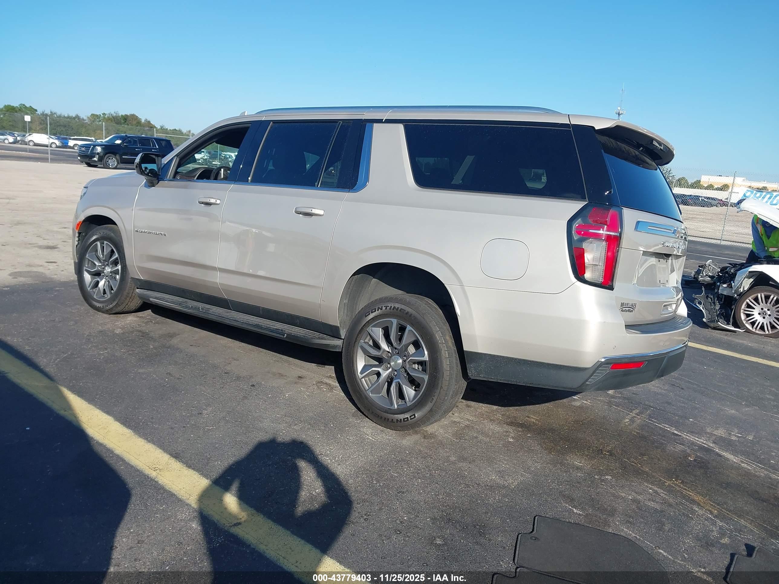 CHEVROLET SUBURBAN image 3