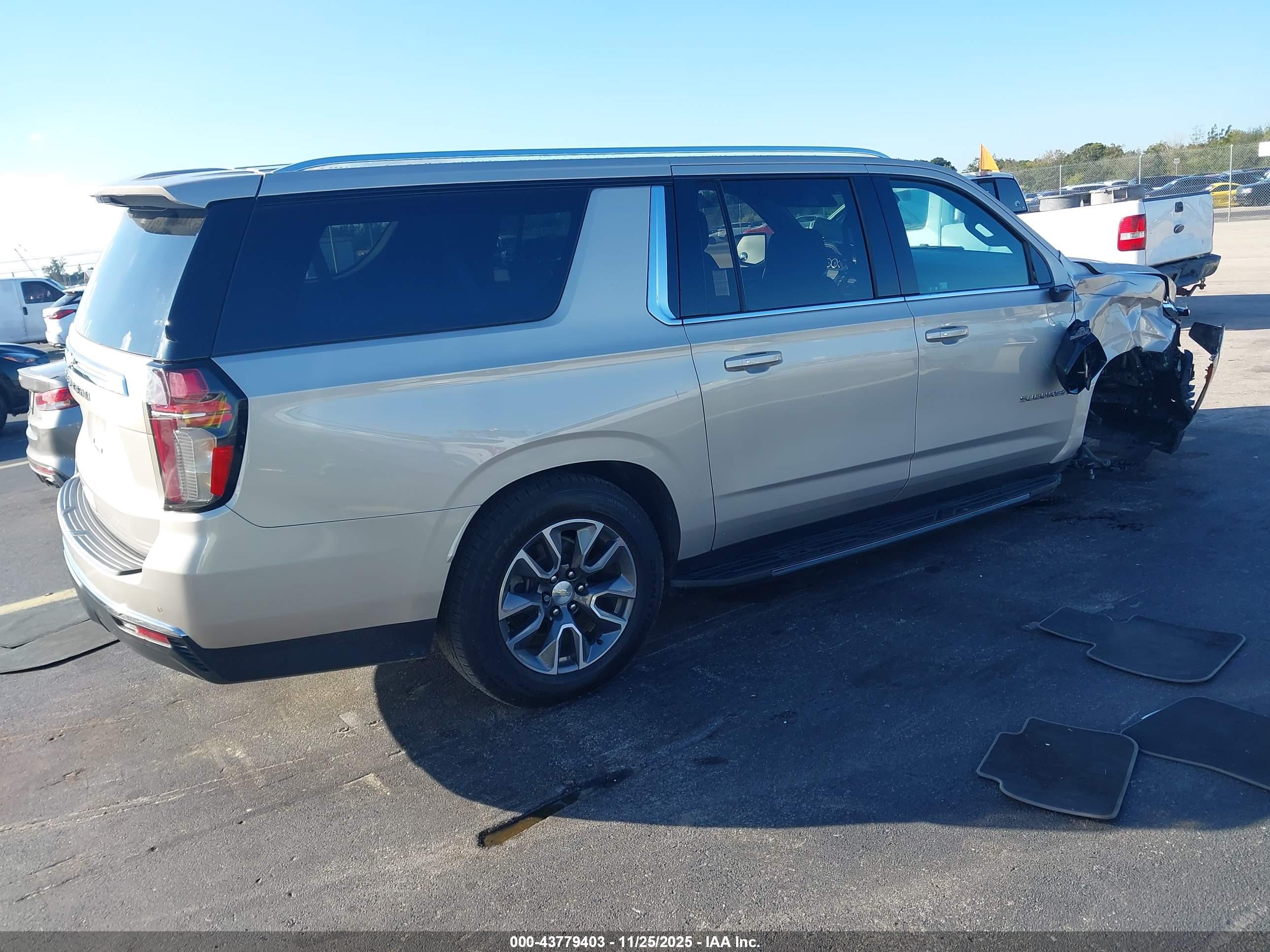 CHEVROLET SUBURBAN image 4