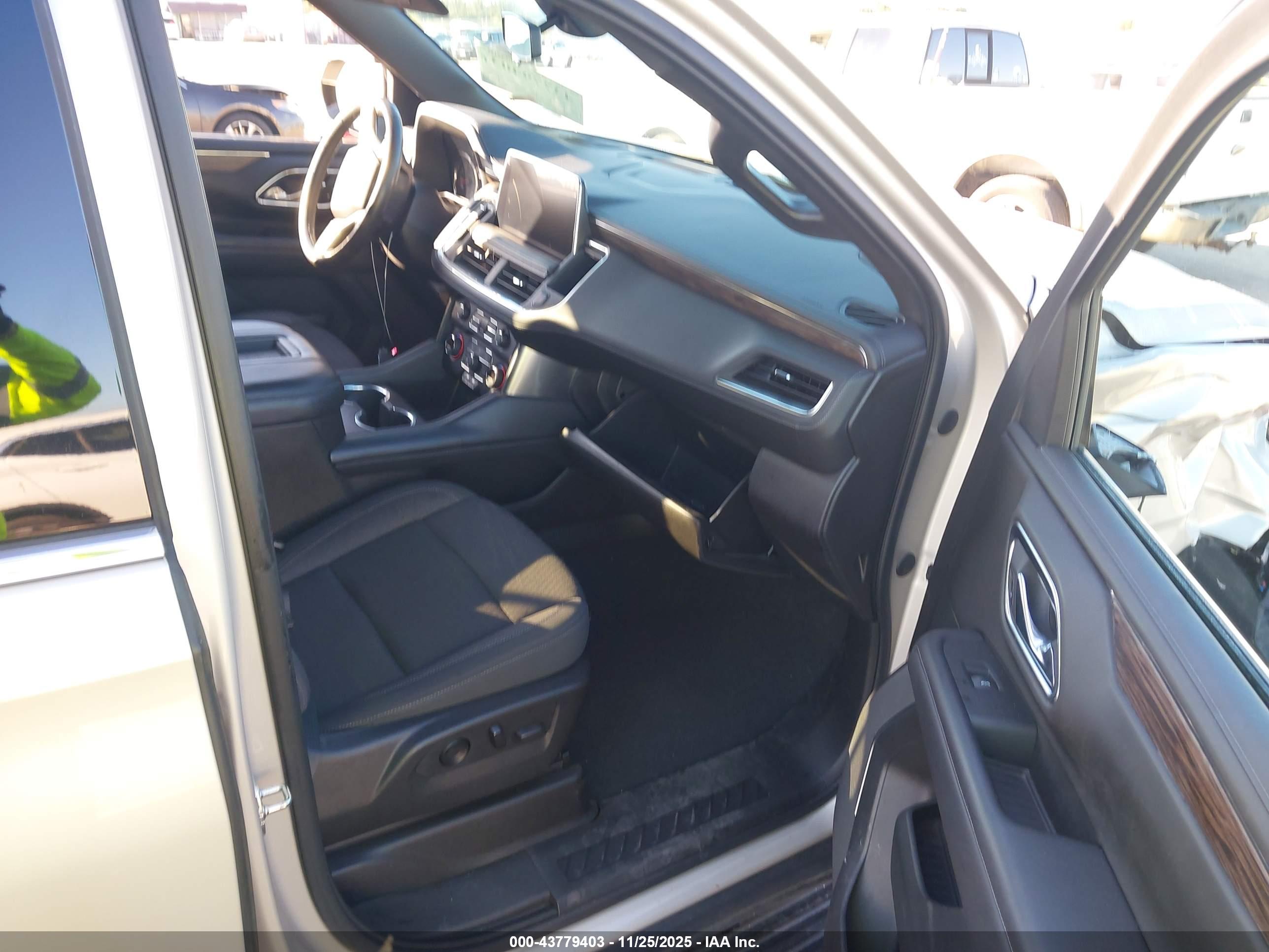 CHEVROLET SUBURBAN image 5