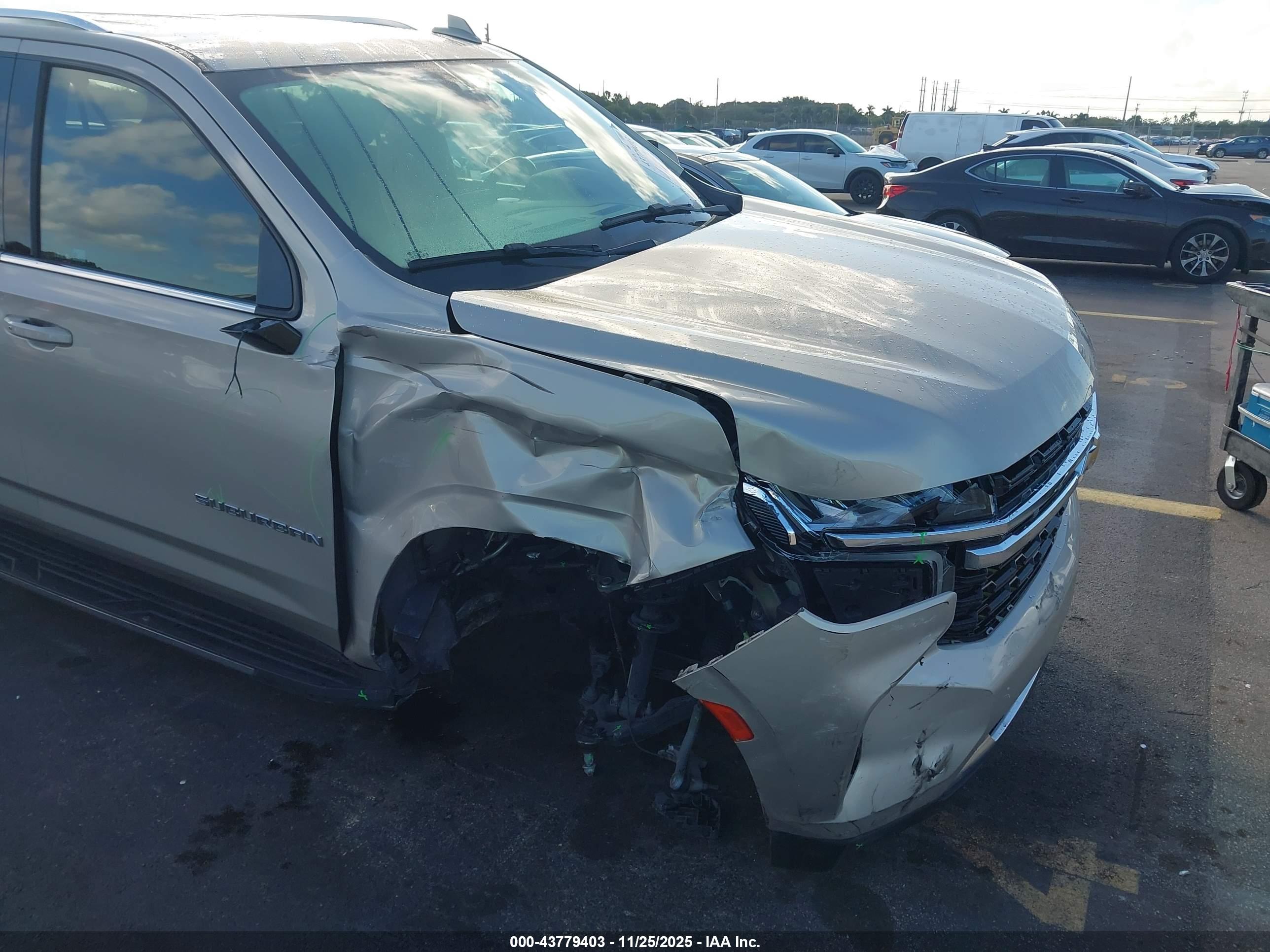 CHEVROLET SUBURBAN image 6