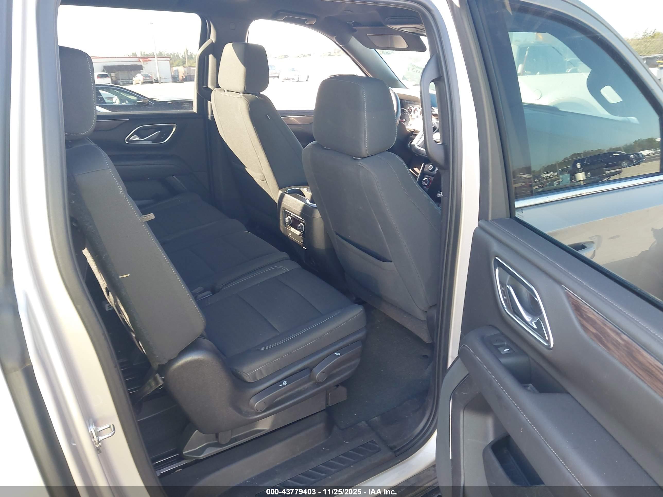 CHEVROLET SUBURBAN image 8