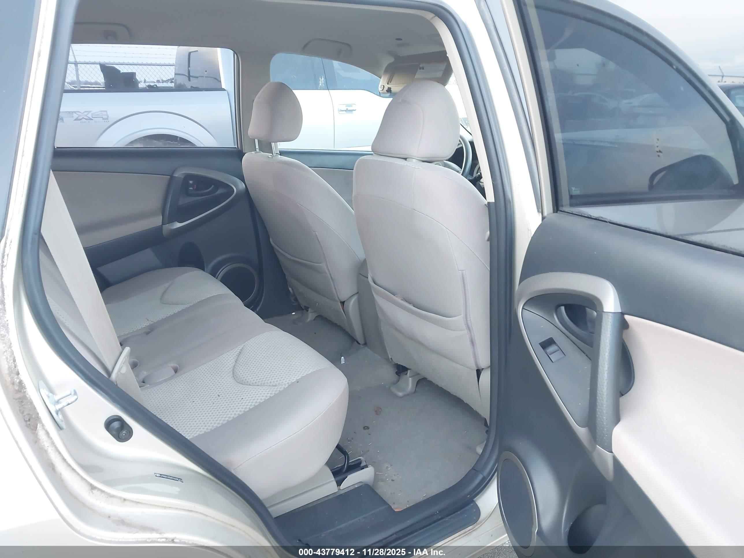 TOYOTA RAV4 image 8