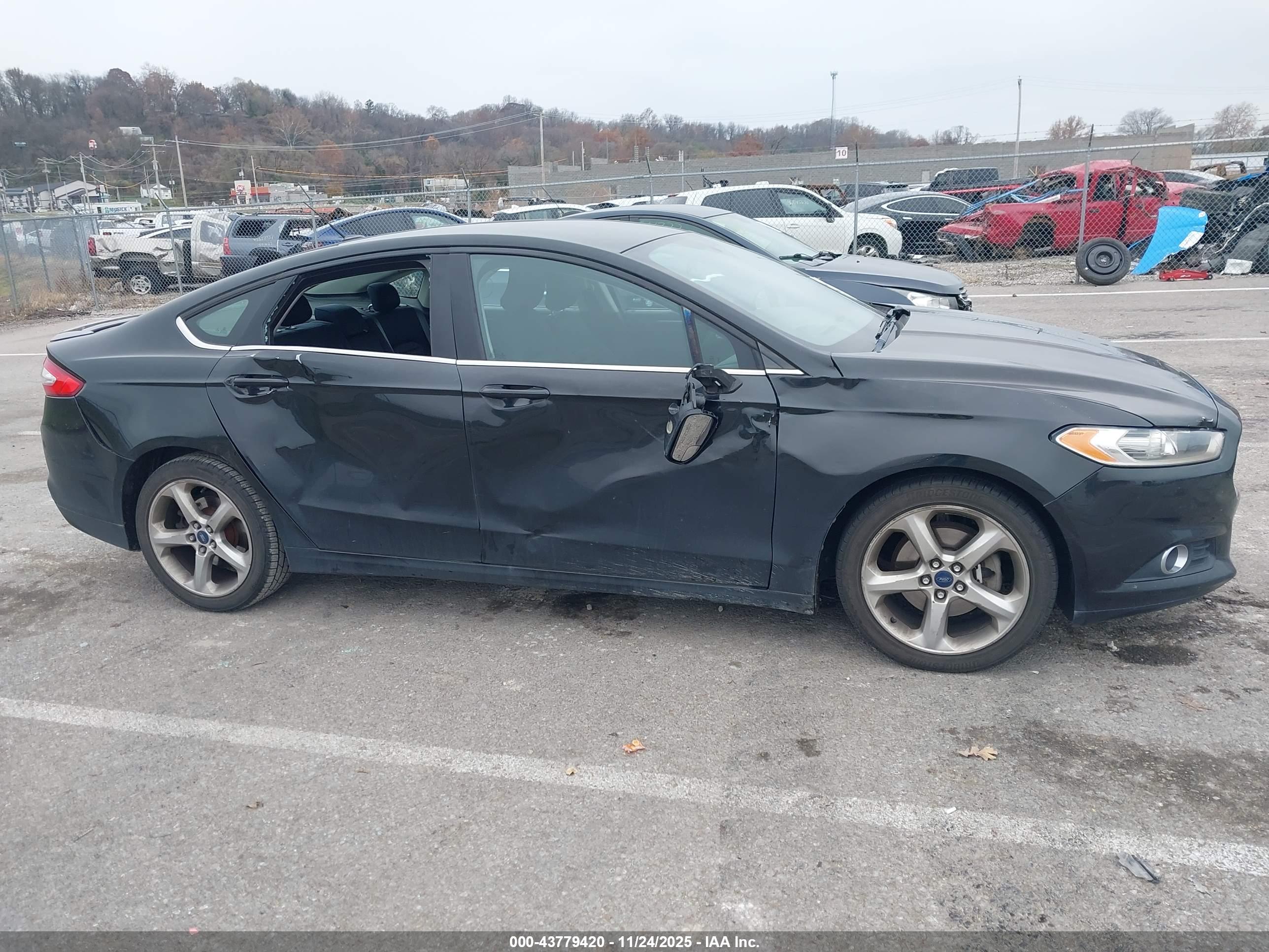 FORD FUSION image 6