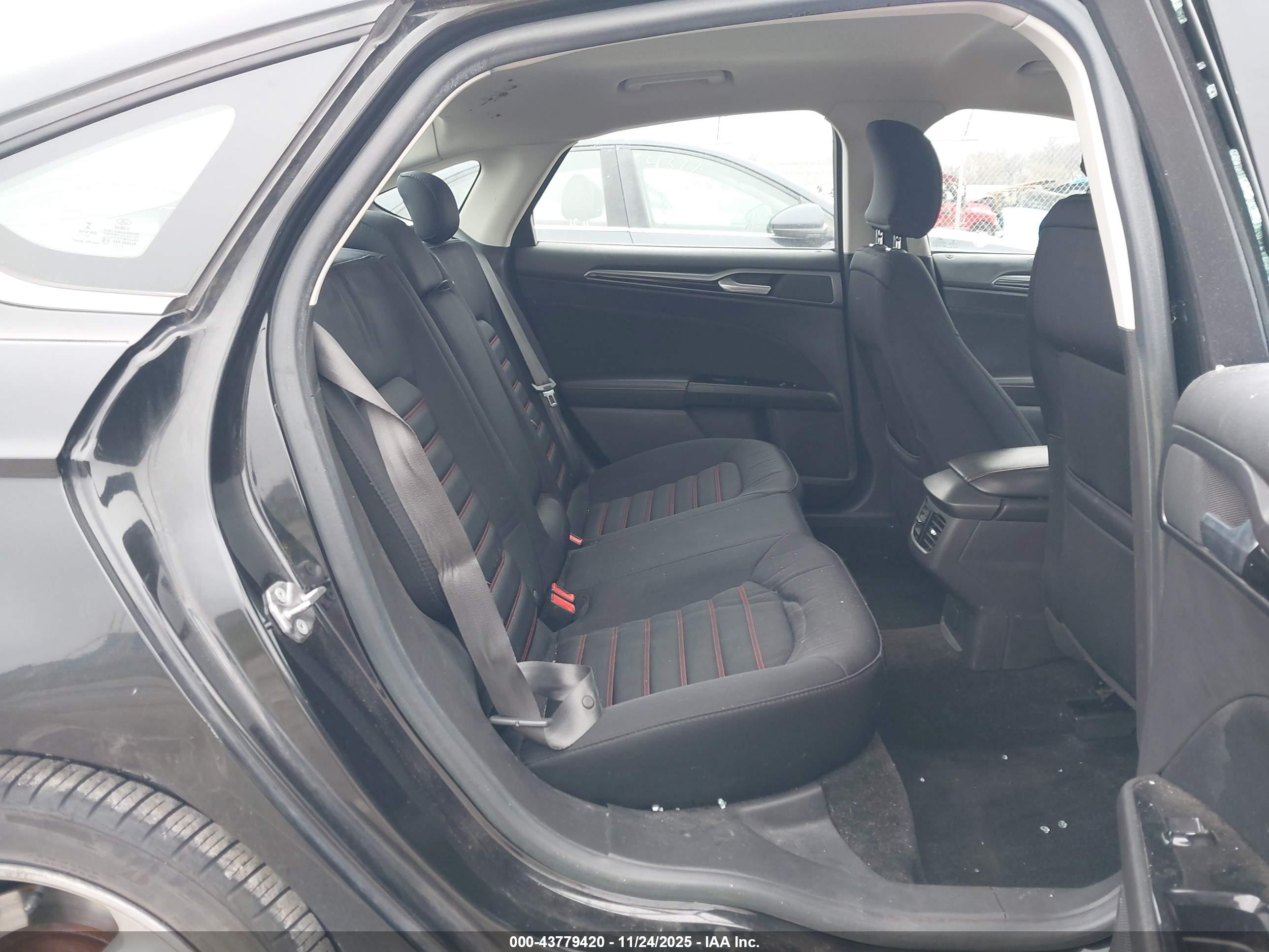 FORD FUSION image 8