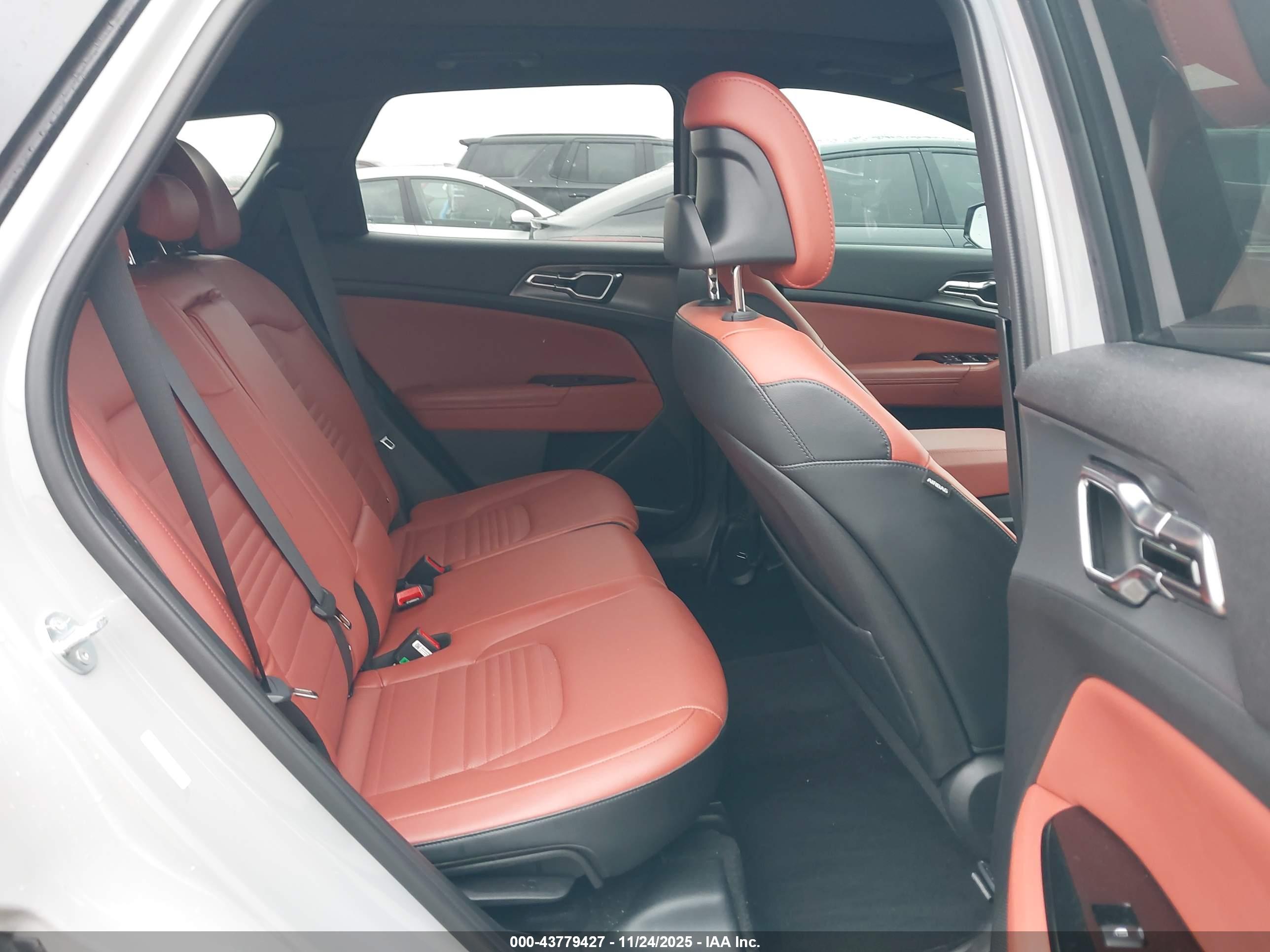 KIA SPORTAGE image 8