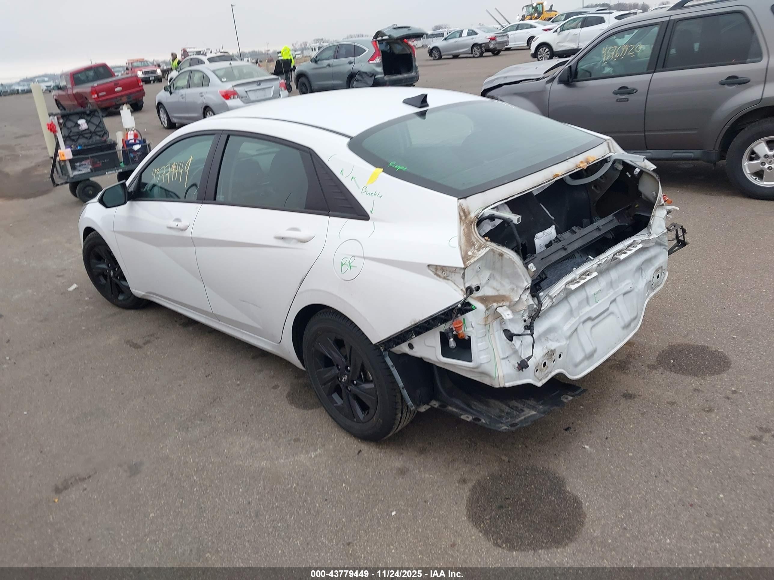 HYUNDAI ELANTRA image 3