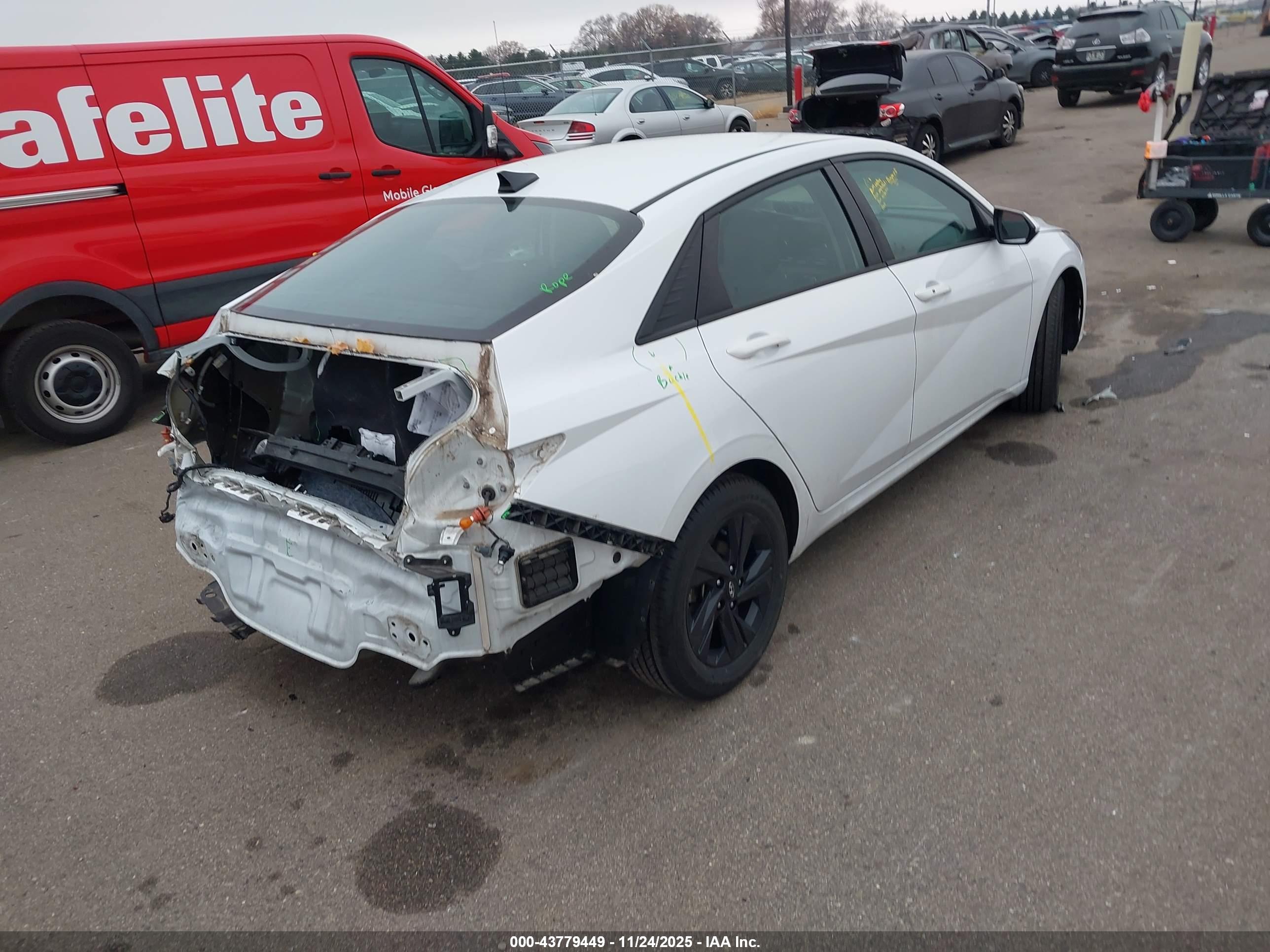HYUNDAI ELANTRA image 4