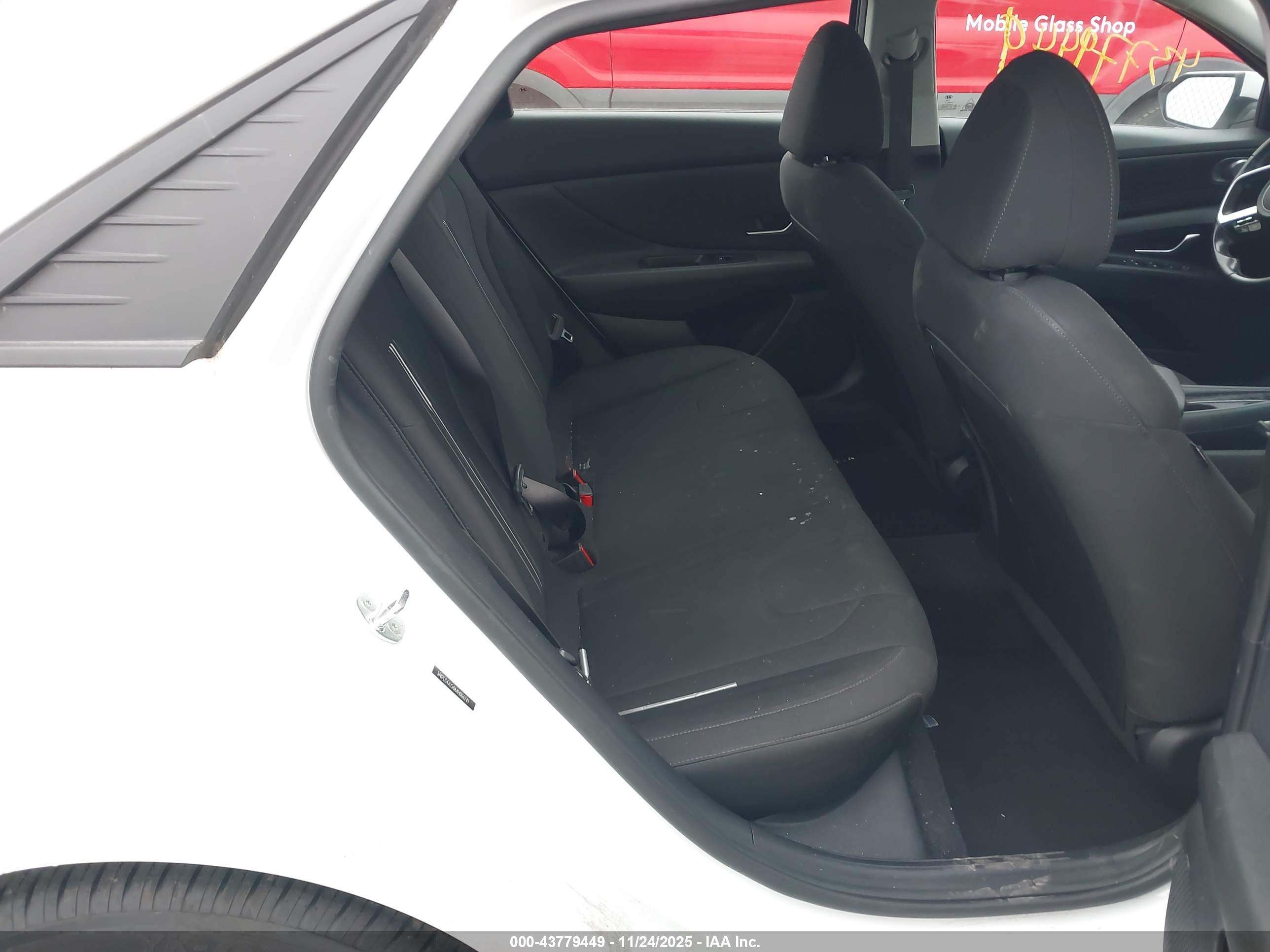 HYUNDAI ELANTRA image 8