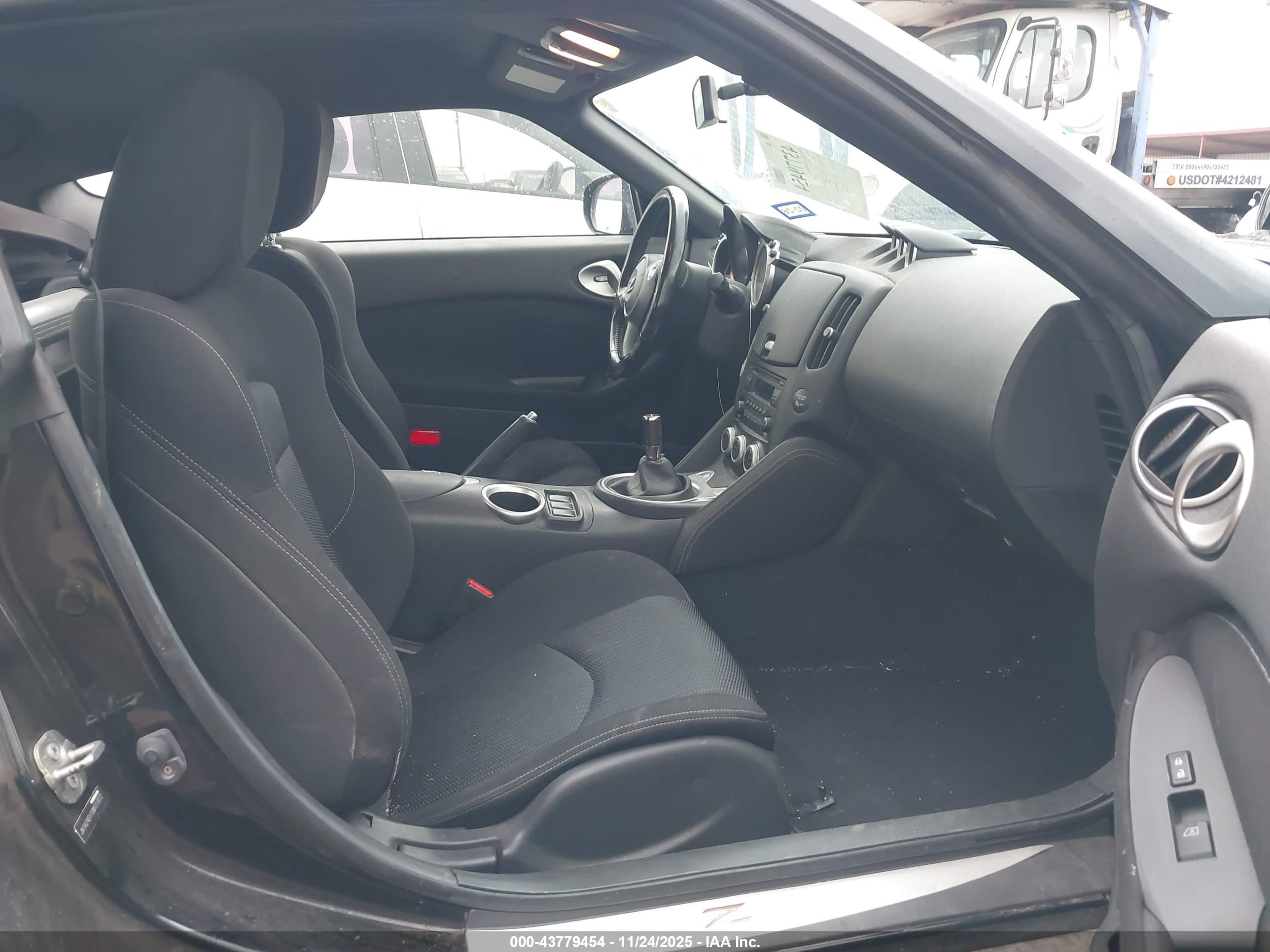 NISSAN 370Z image 5