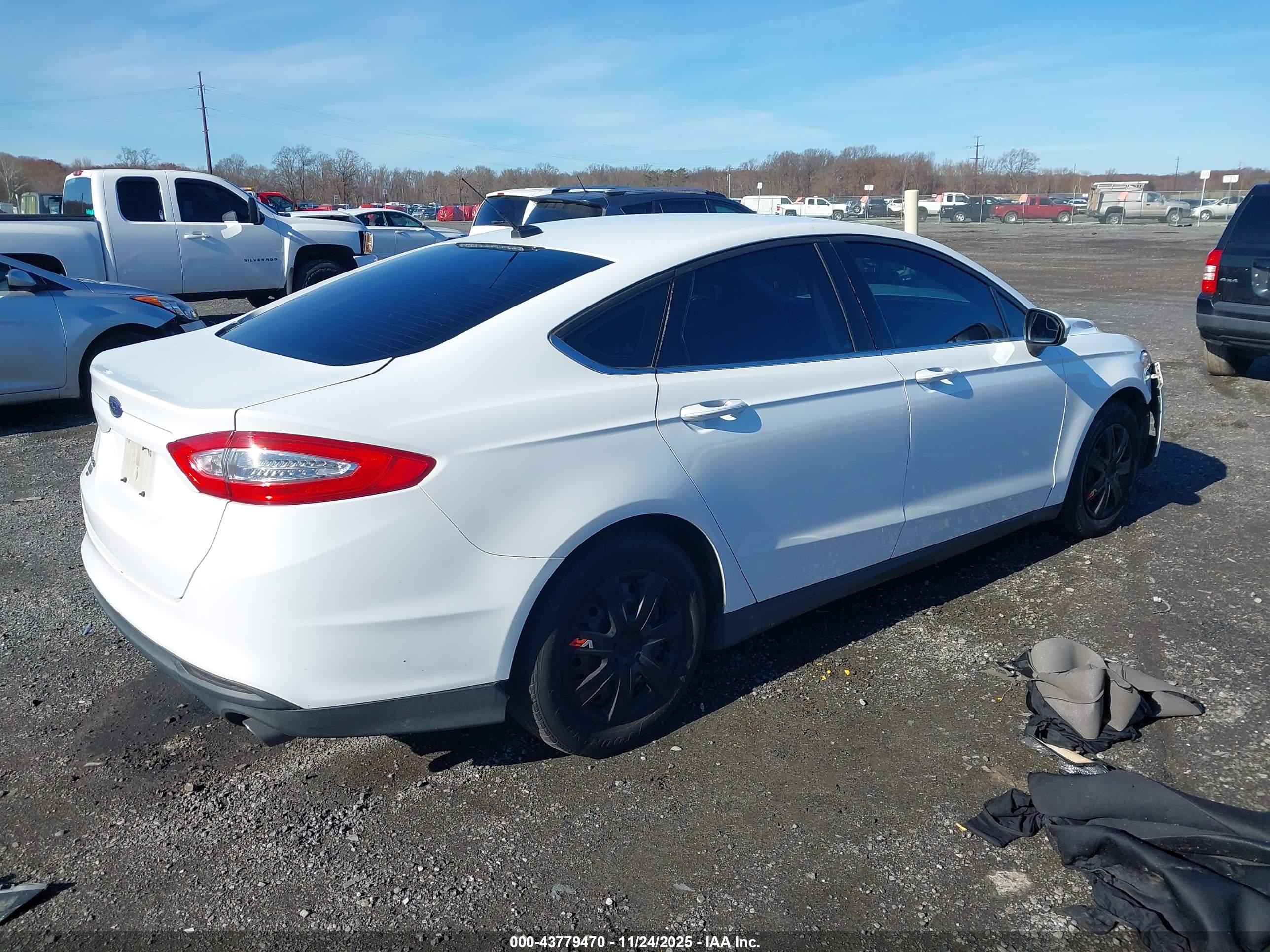 FORD FUSION image 4