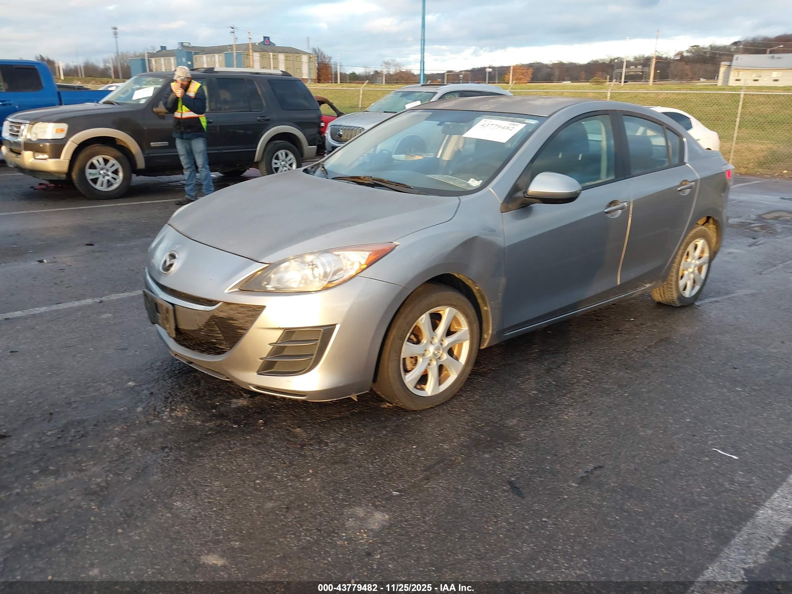MAZDA MAZDA3 image 2