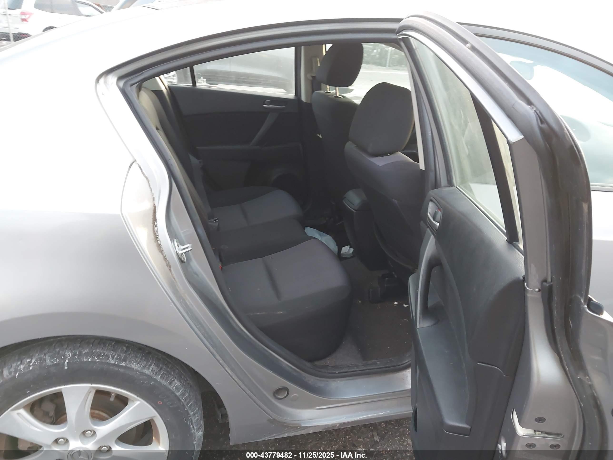 MAZDA MAZDA3 image 8