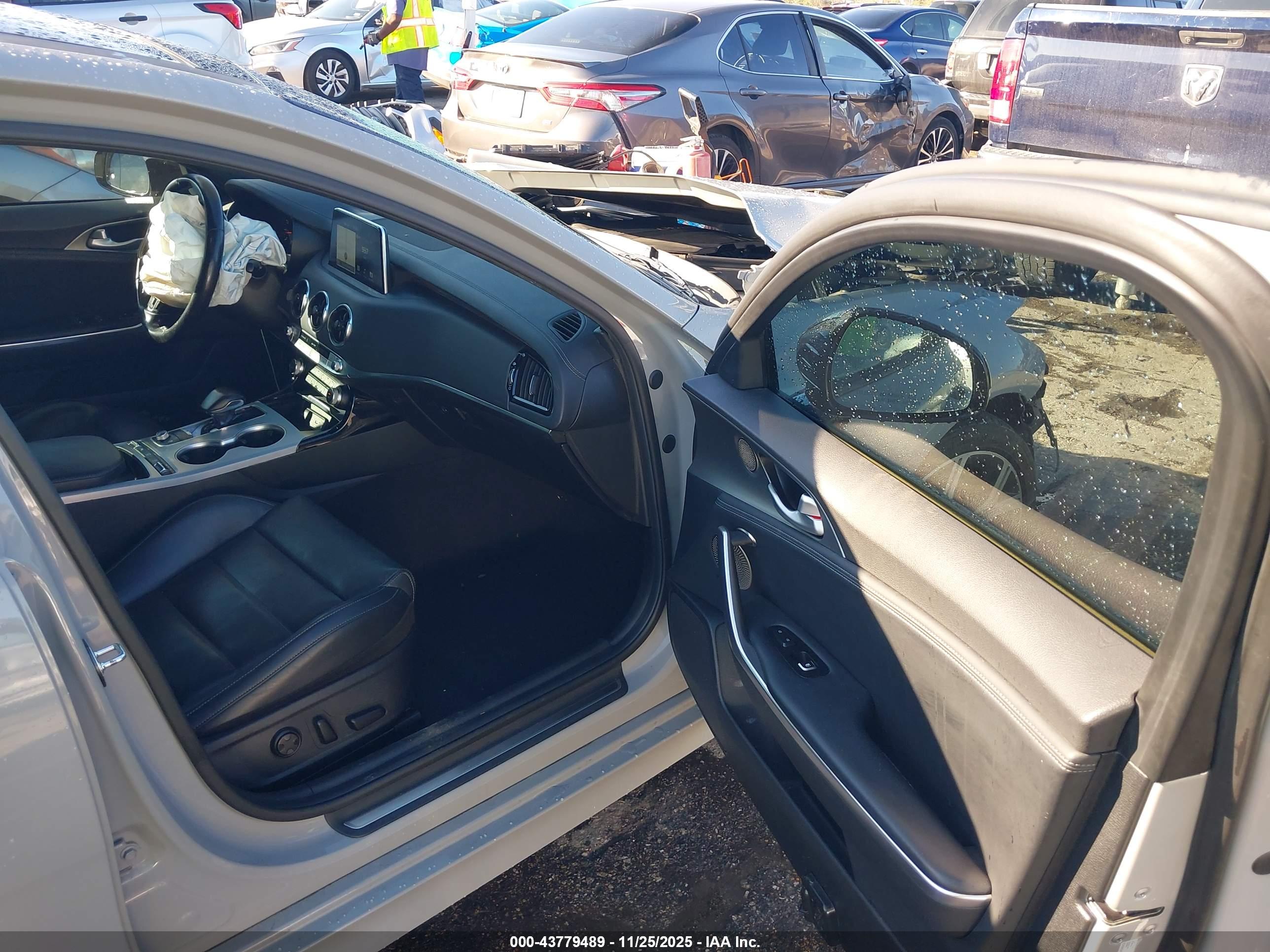 KIA STINGER image 5