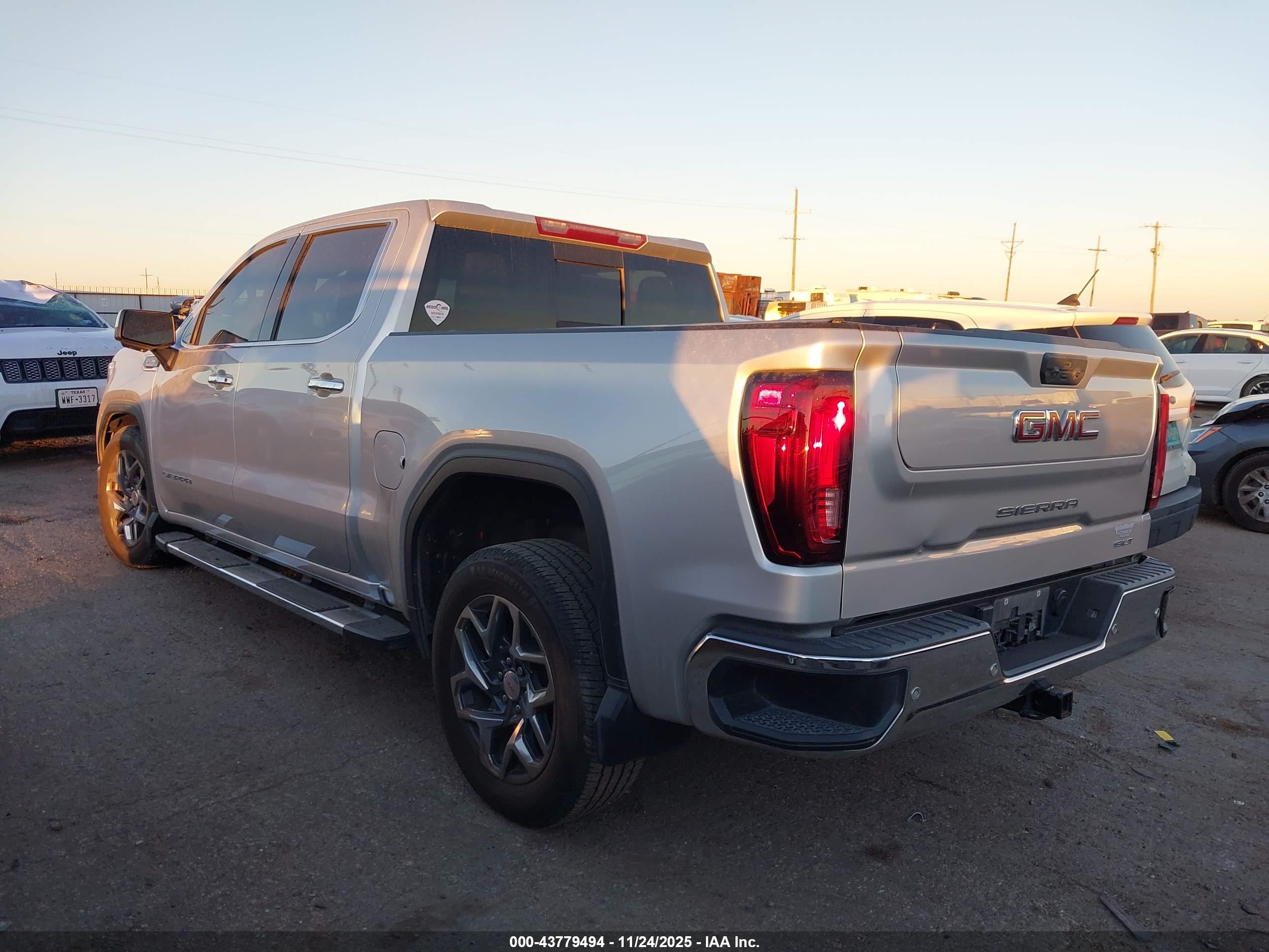 GMC SIERRA image 3