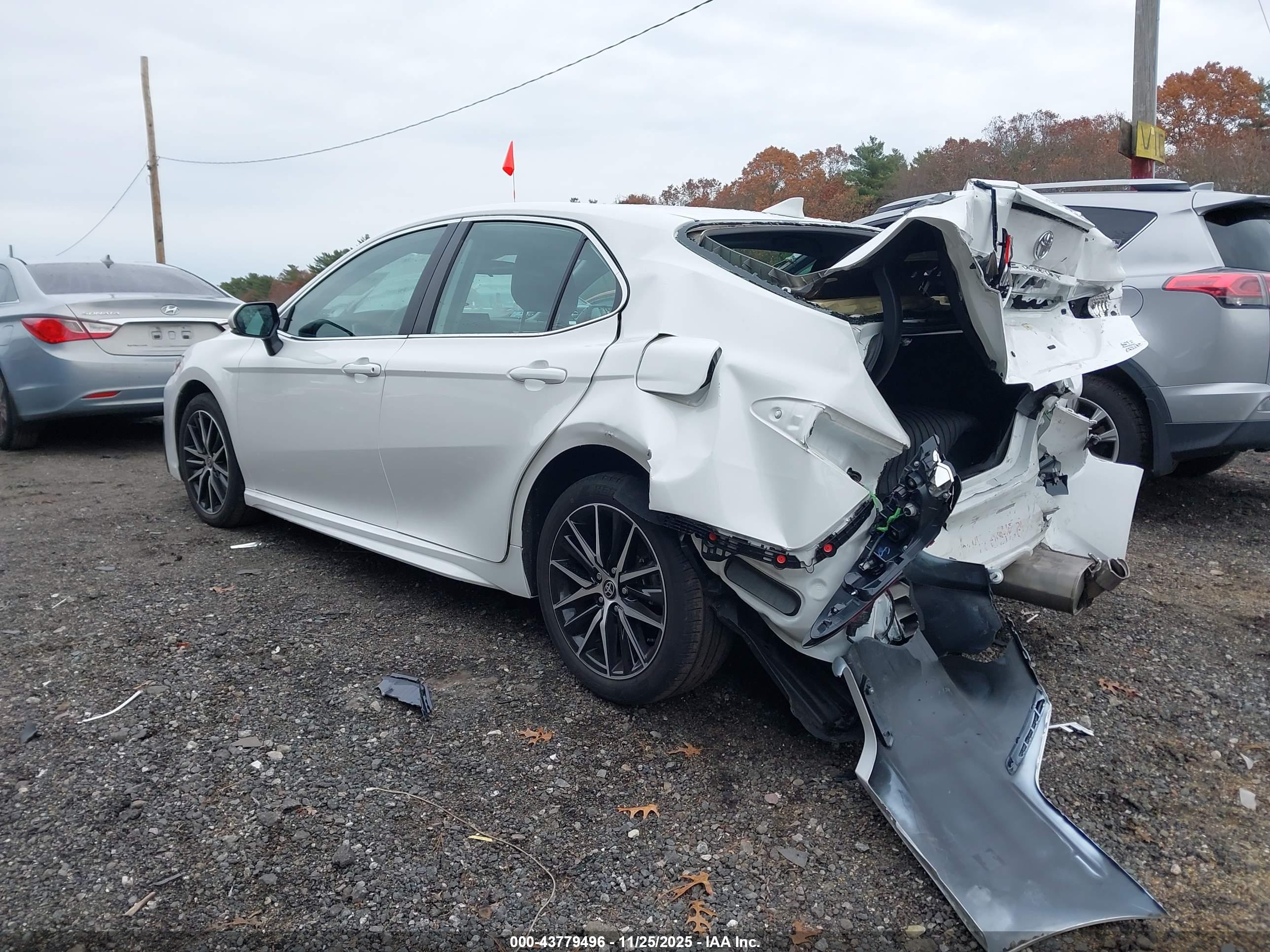 TOYOTA CAMRY image 3
