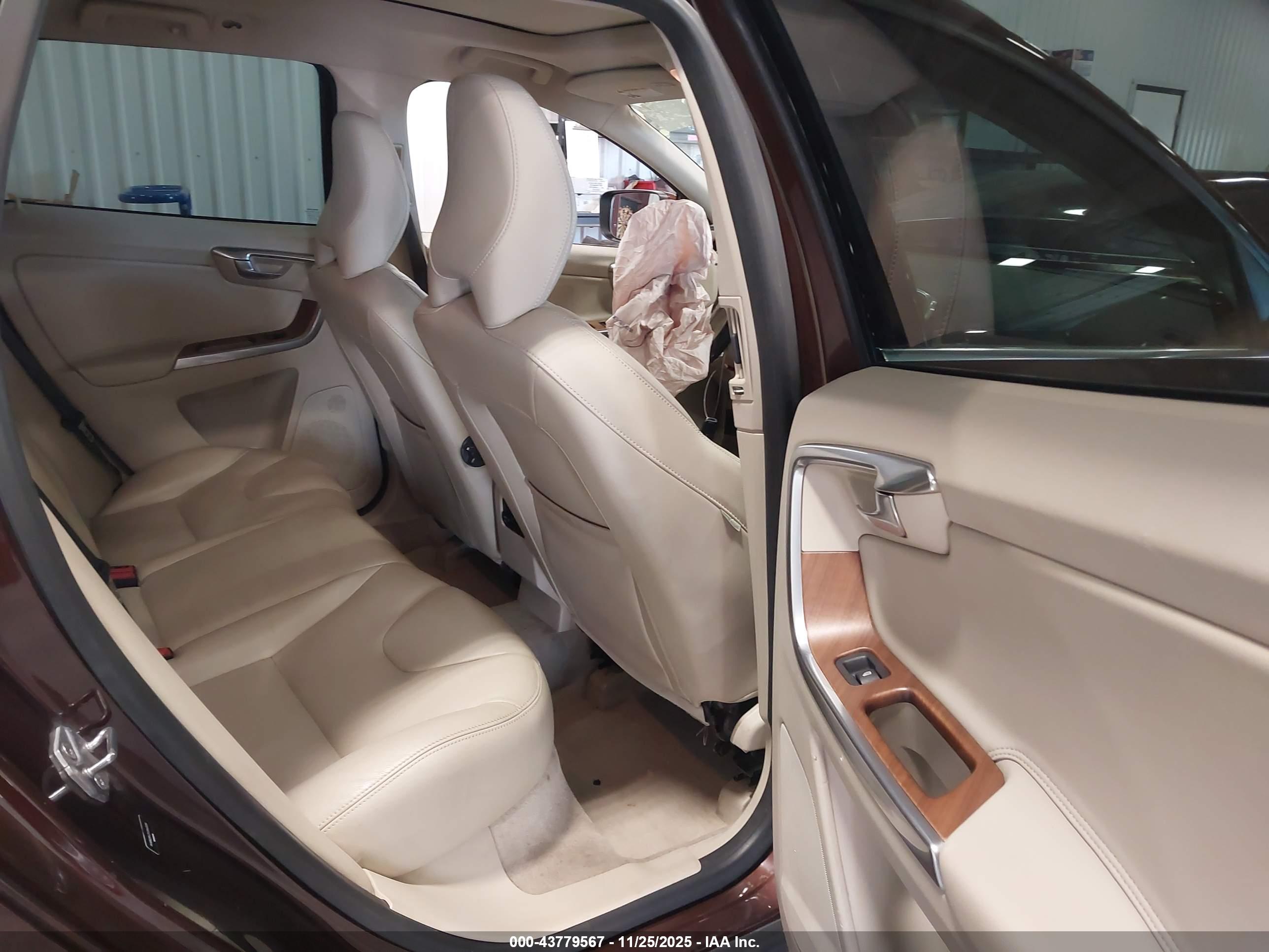 VOLVO XC60 image 8