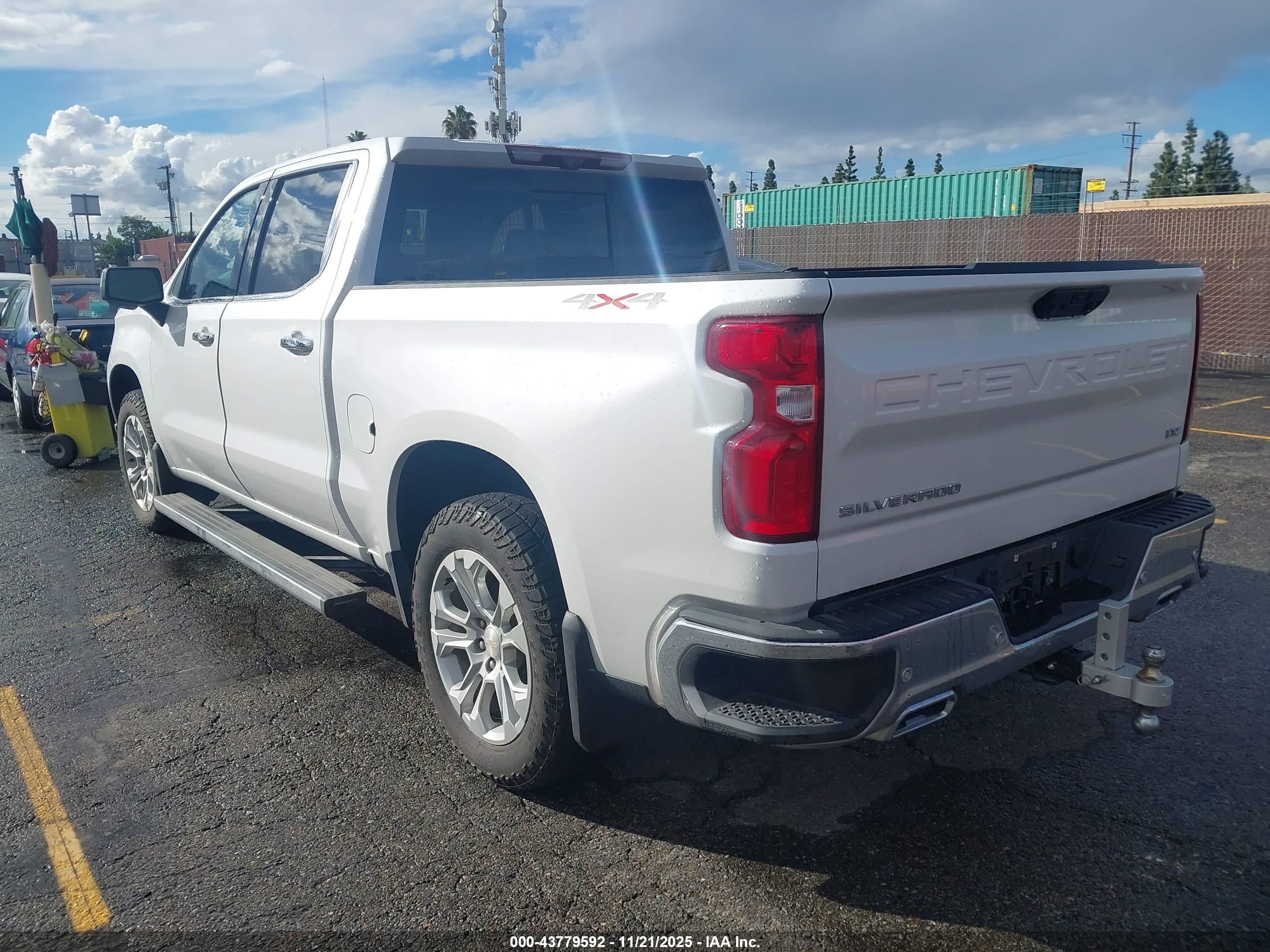 CHEVROLET SILVERADO image 3