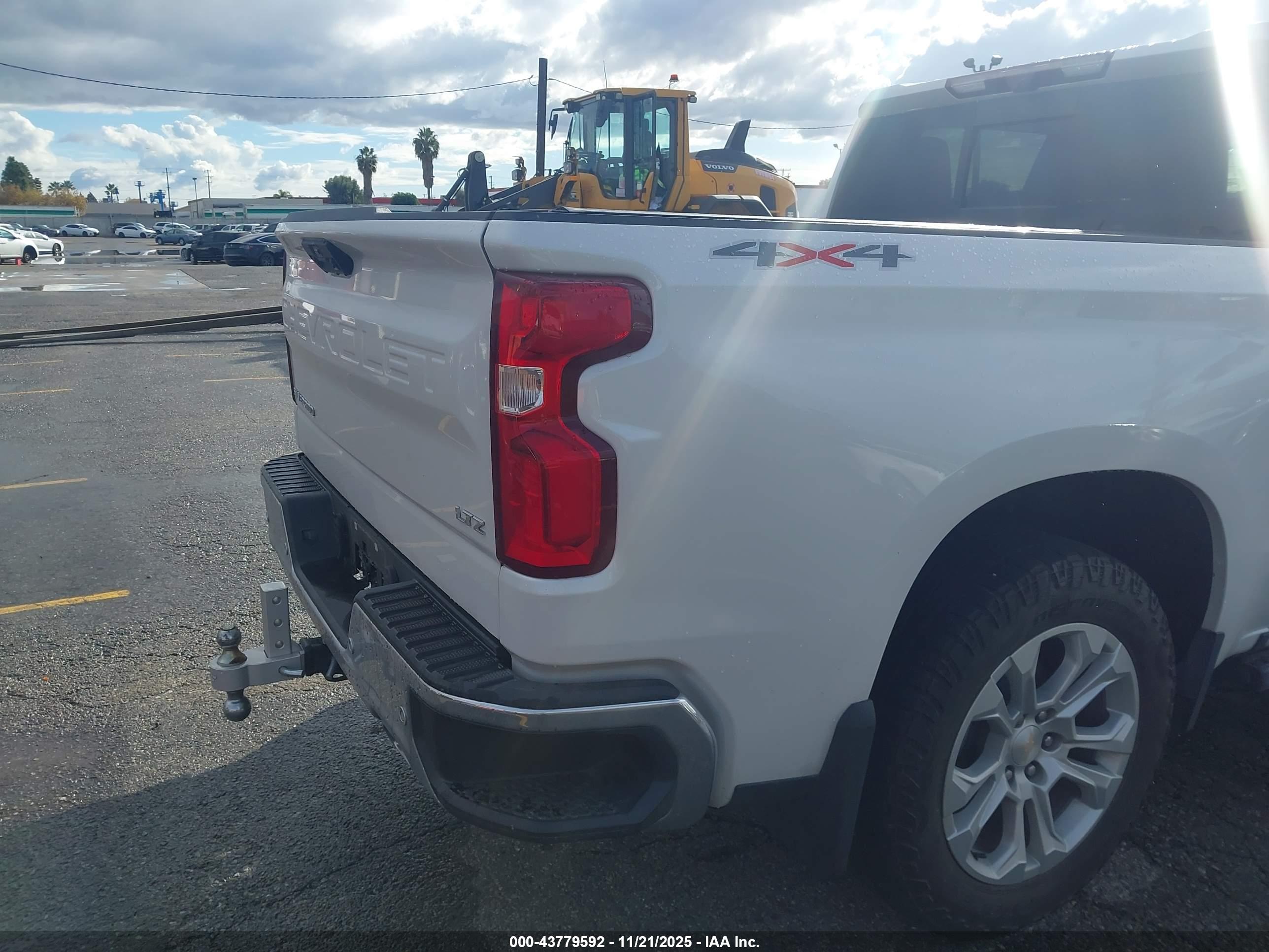 CHEVROLET SILVERADO image 4