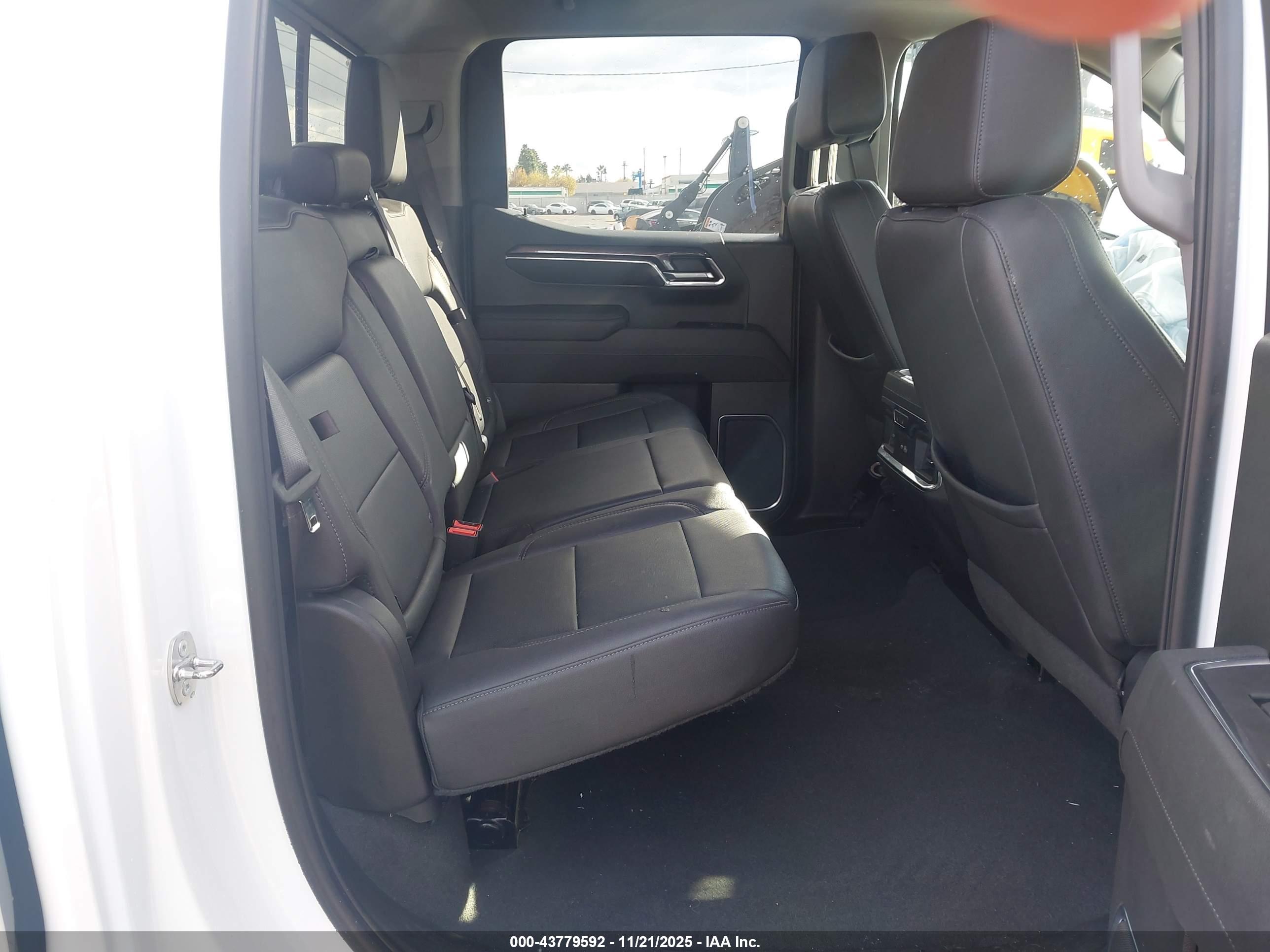 CHEVROLET SILVERADO image 8