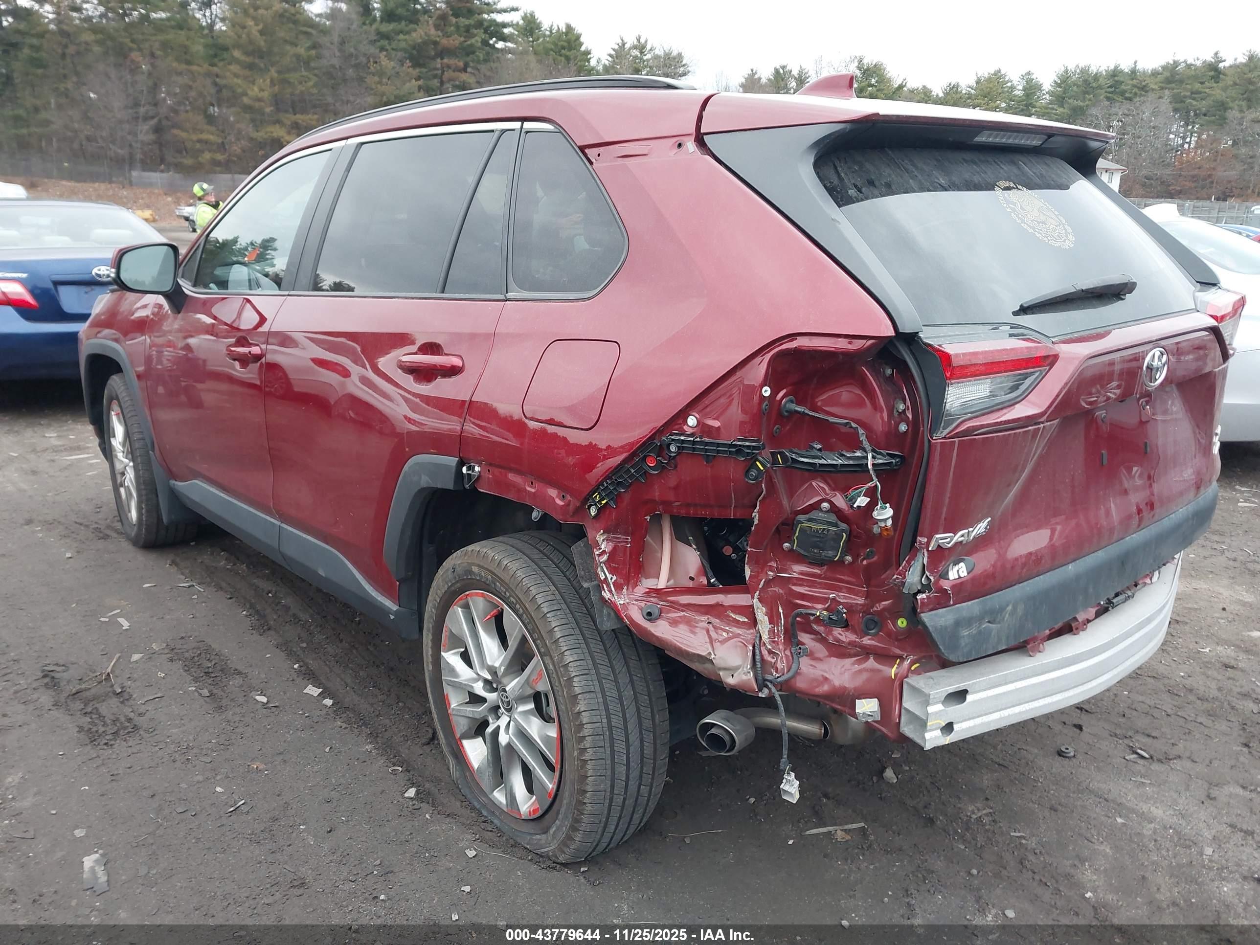 TOYOTA RAV4 image 3