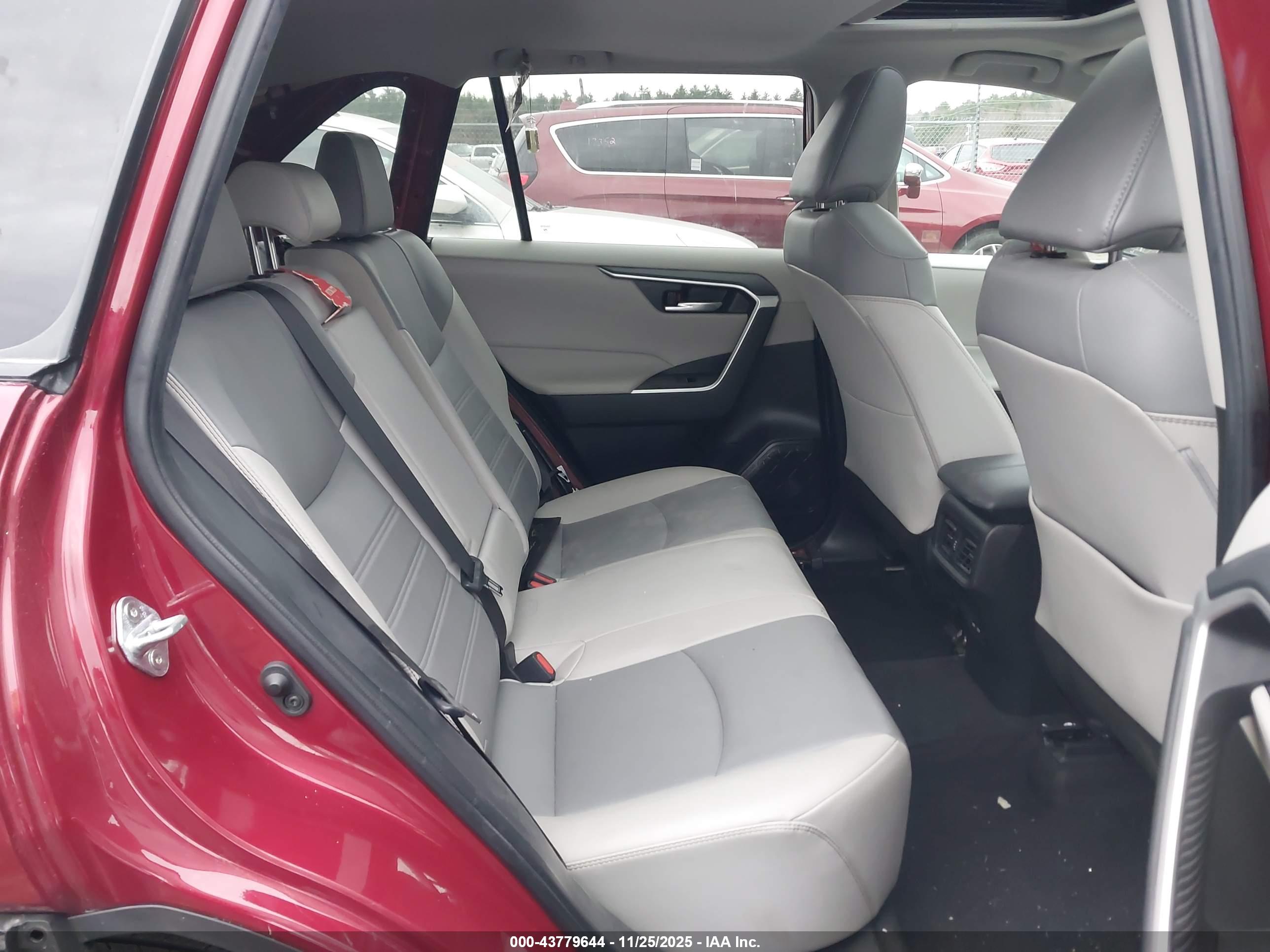 TOYOTA RAV4 image 8