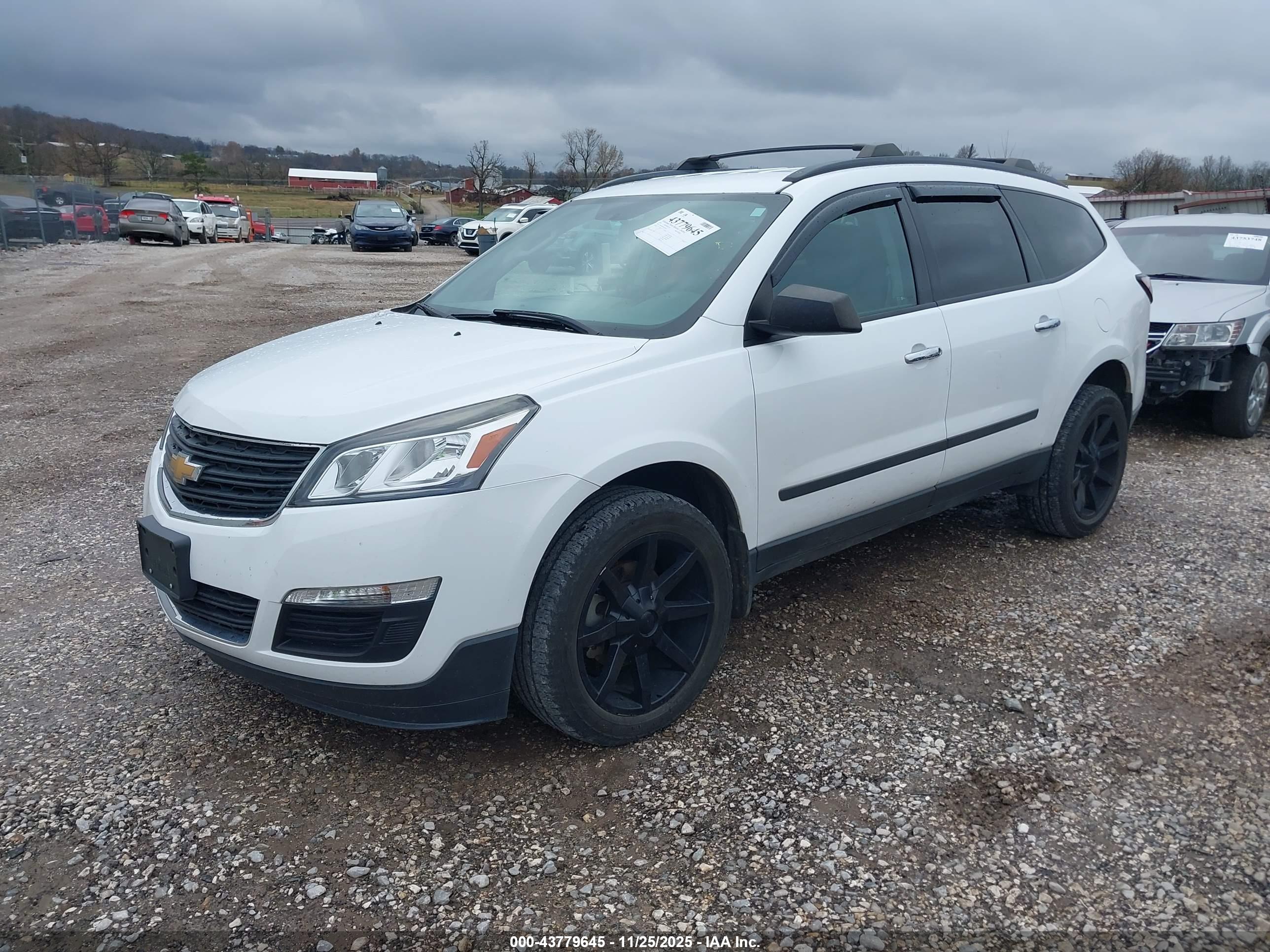 CHEVROLET TRAVERSE image 2