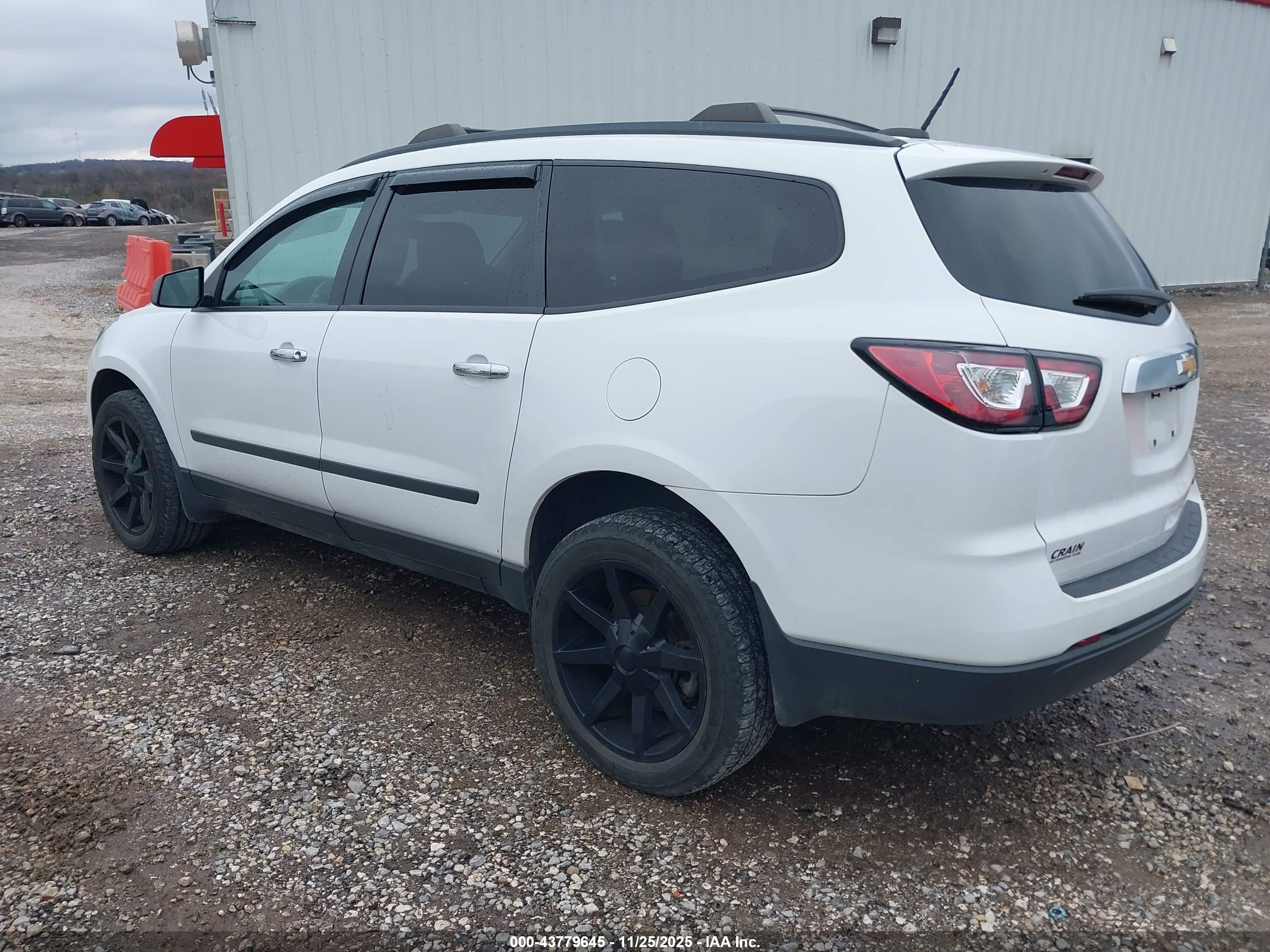 CHEVROLET TRAVERSE image 3