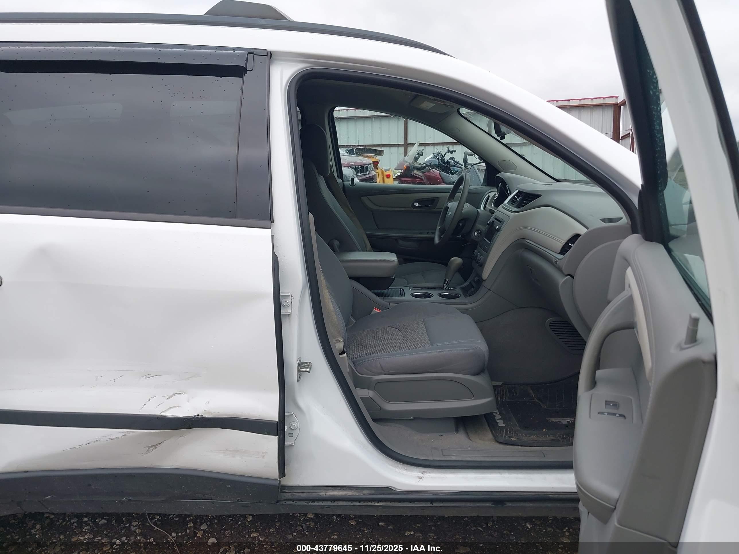 CHEVROLET TRAVERSE image 5