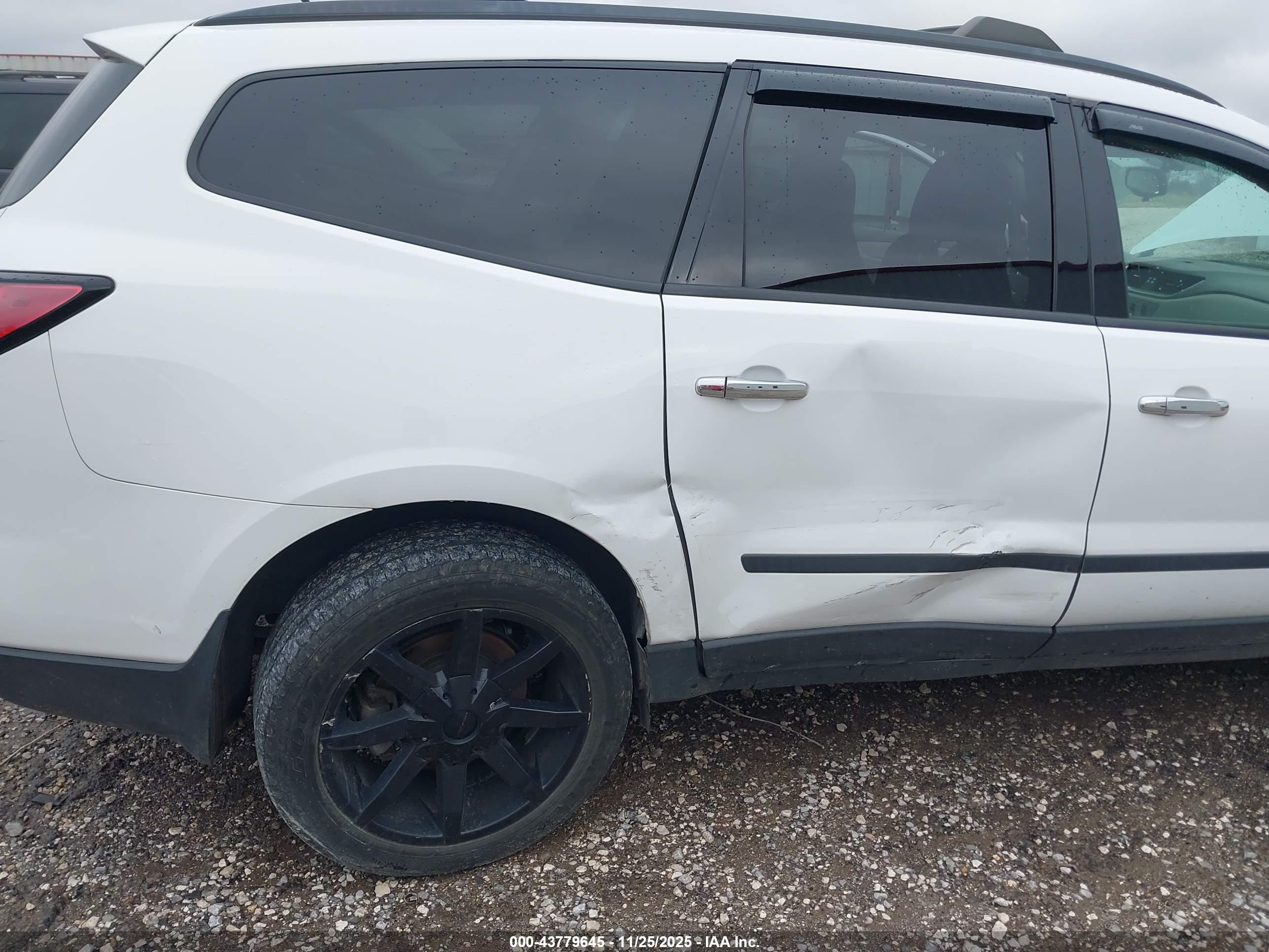CHEVROLET TRAVERSE image 6