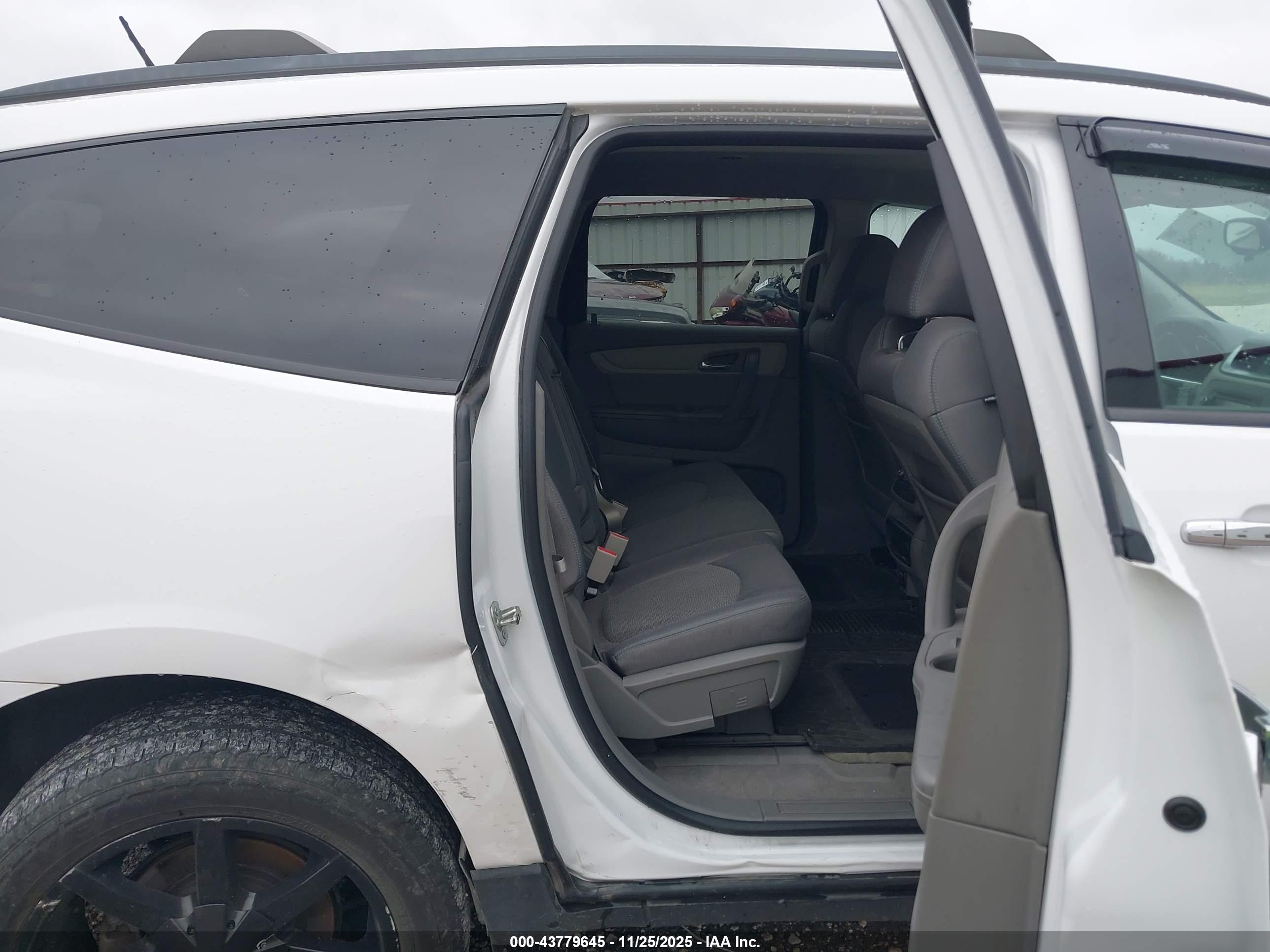 CHEVROLET TRAVERSE image 8