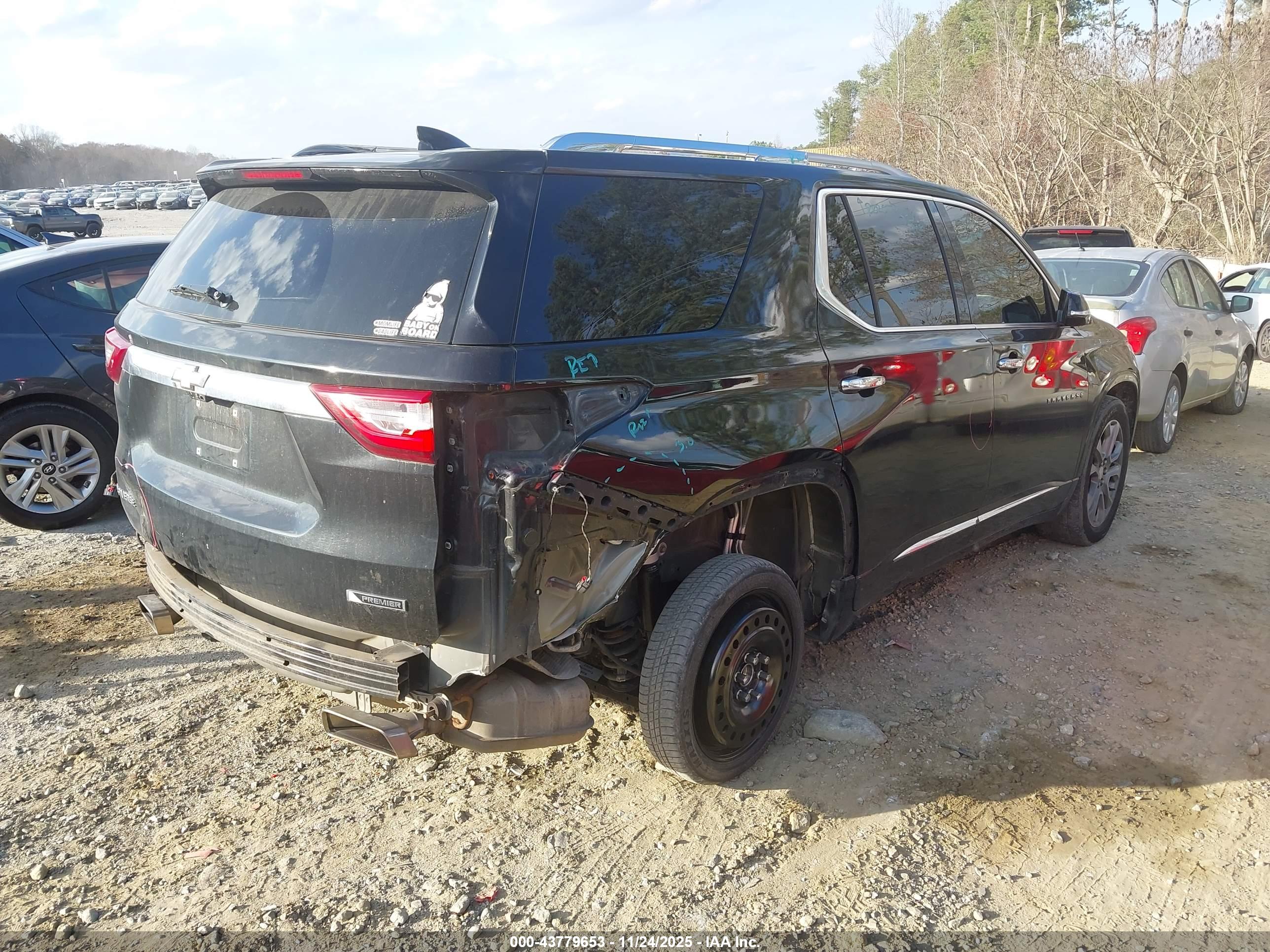 CHEVROLET TRAVERSE image 4