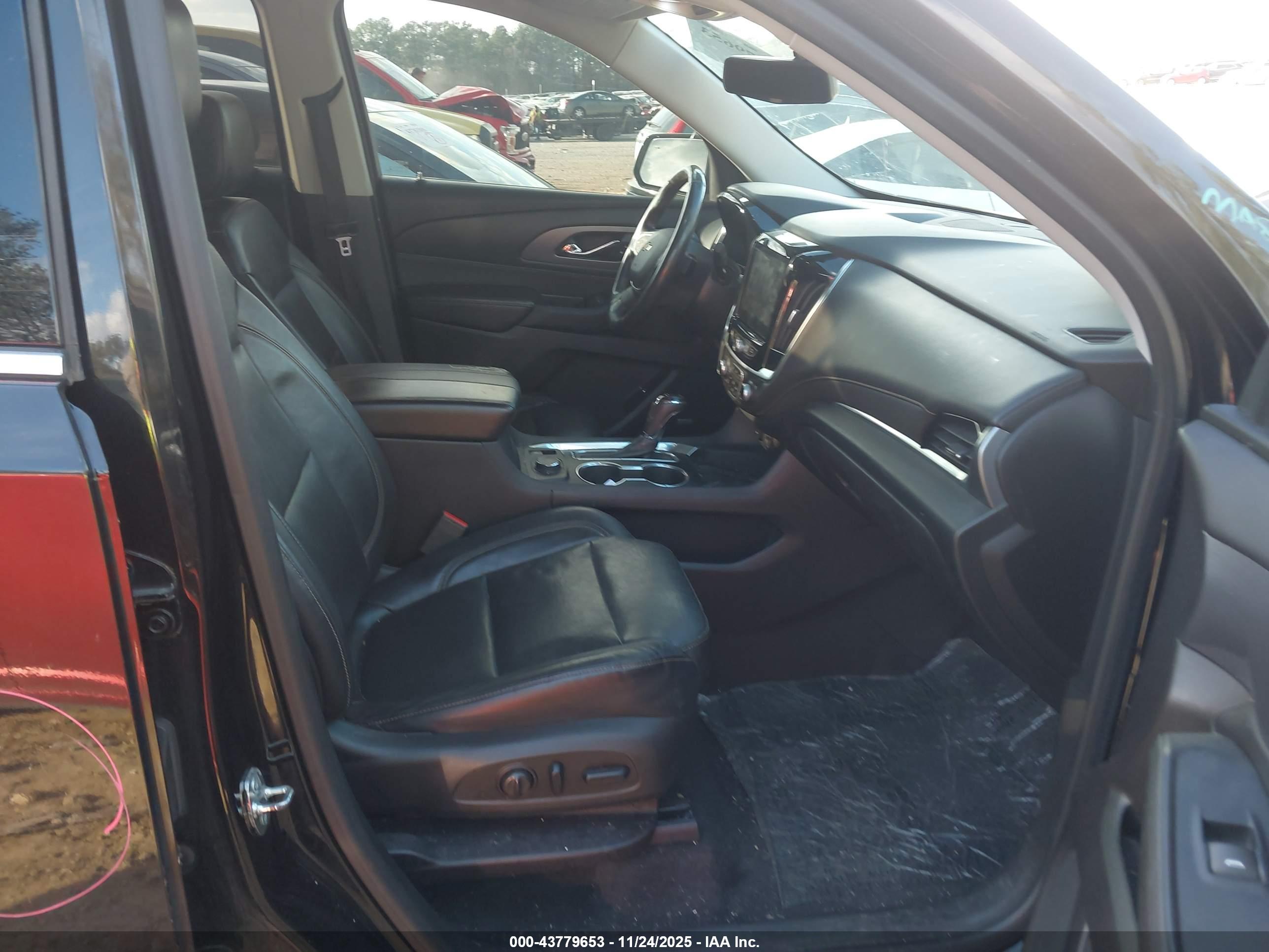 CHEVROLET TRAVERSE image 5