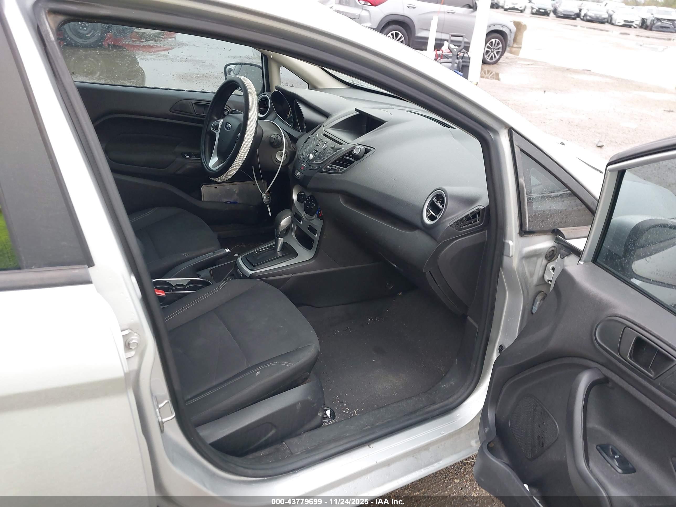 FORD FIESTA image 5