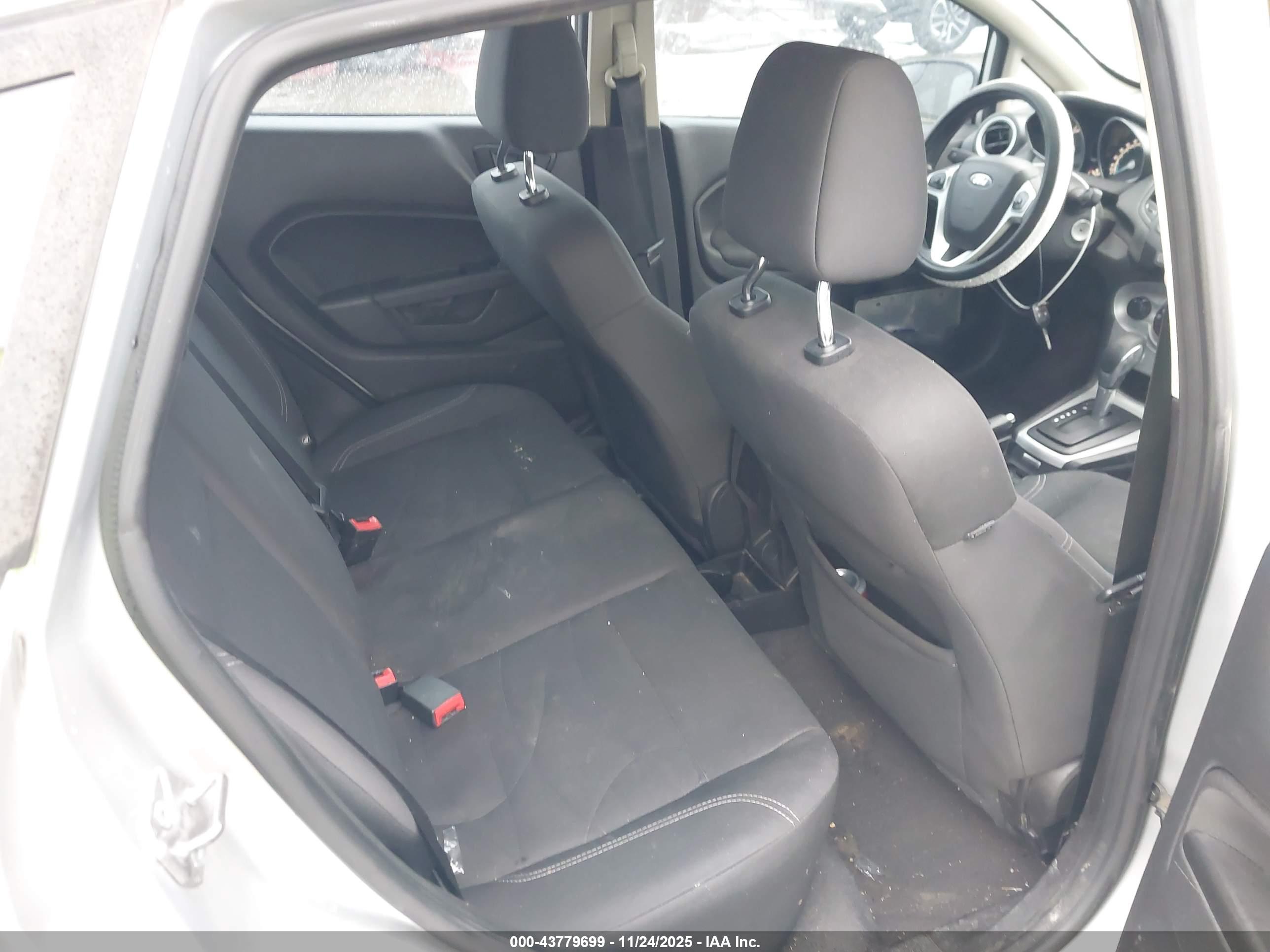 FORD FIESTA image 8
