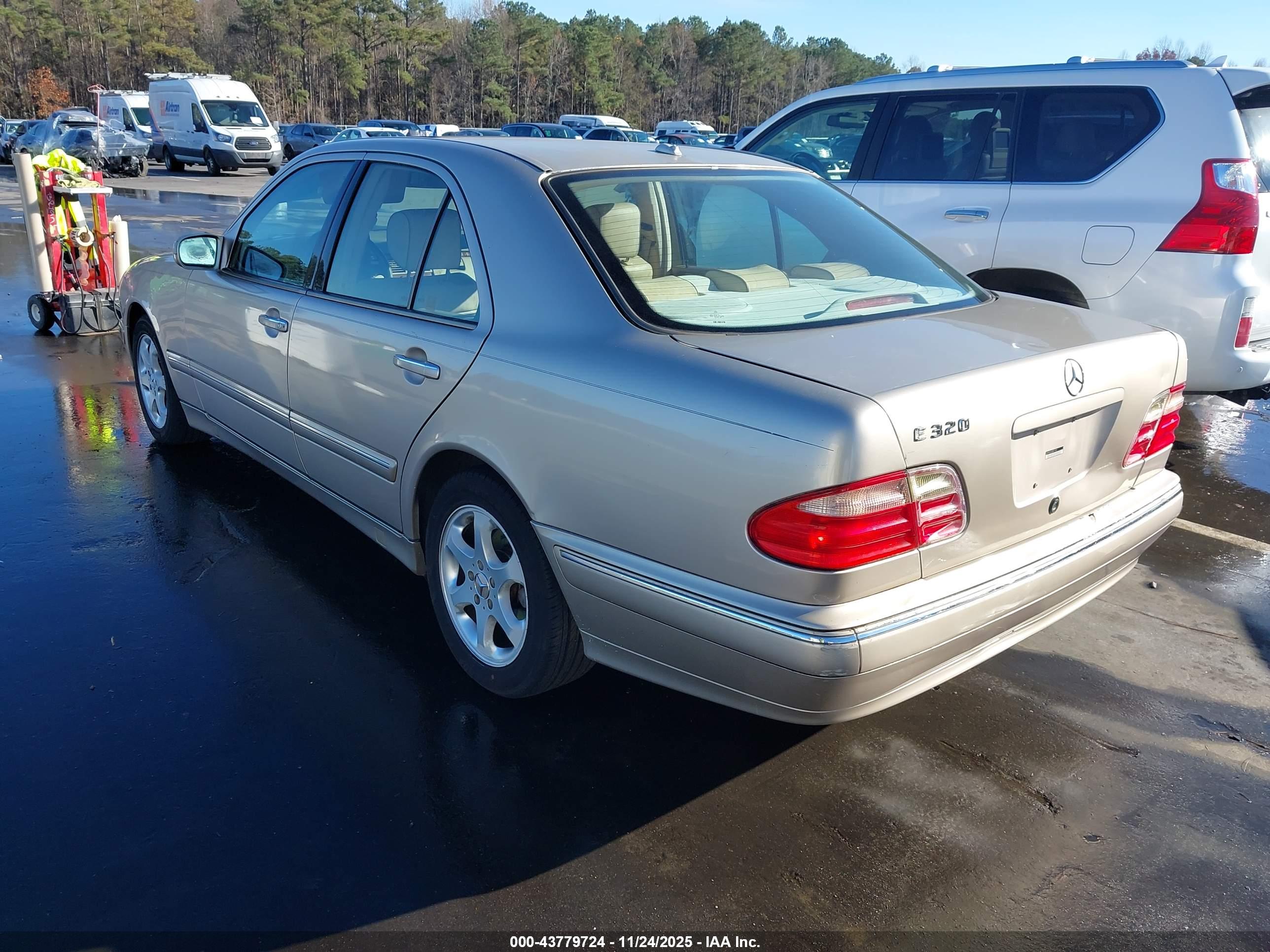 MERCEDES-BENZ E image 3