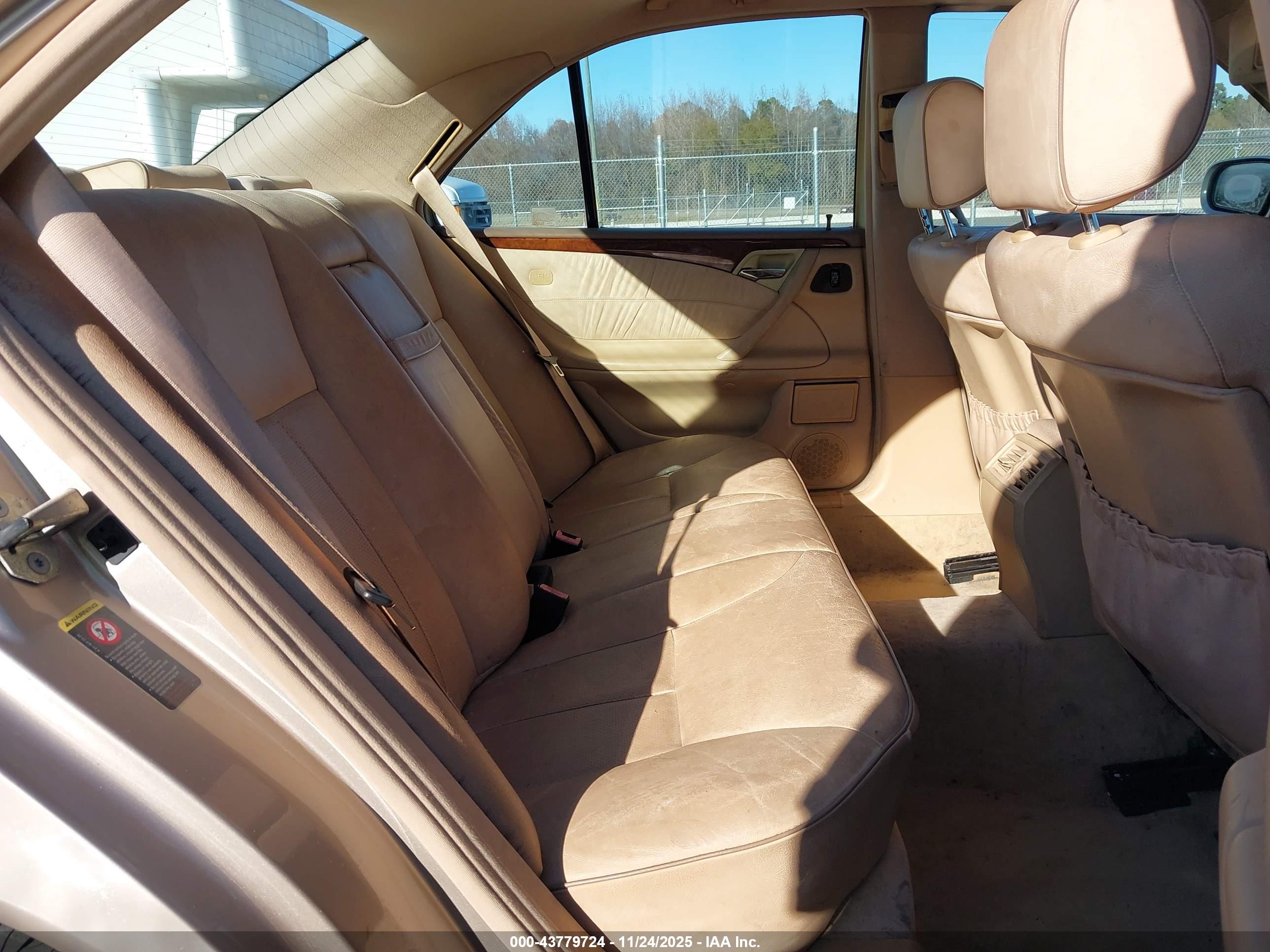 MERCEDES-BENZ E image 8