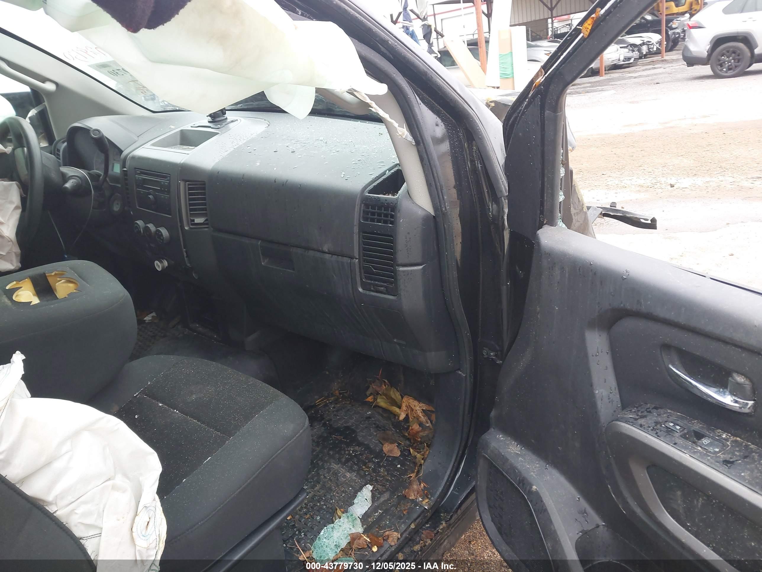NISSAN TITAN image 5
