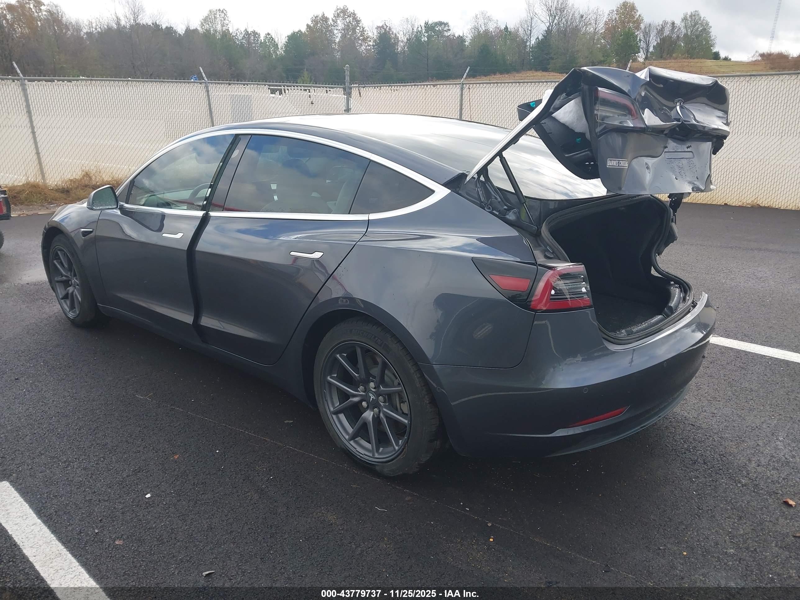 TESLA MODEL image 3