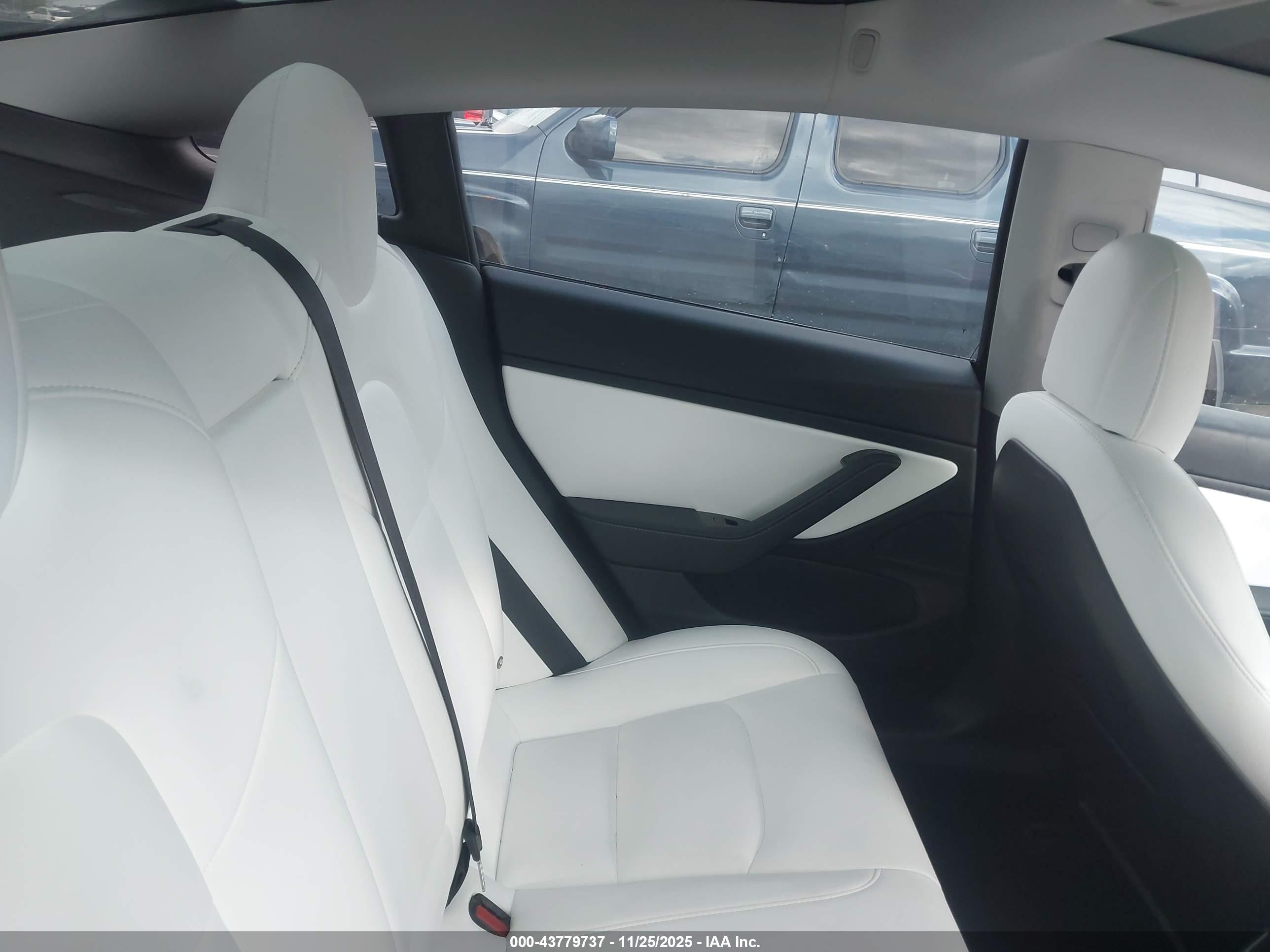 TESLA MODEL image 8