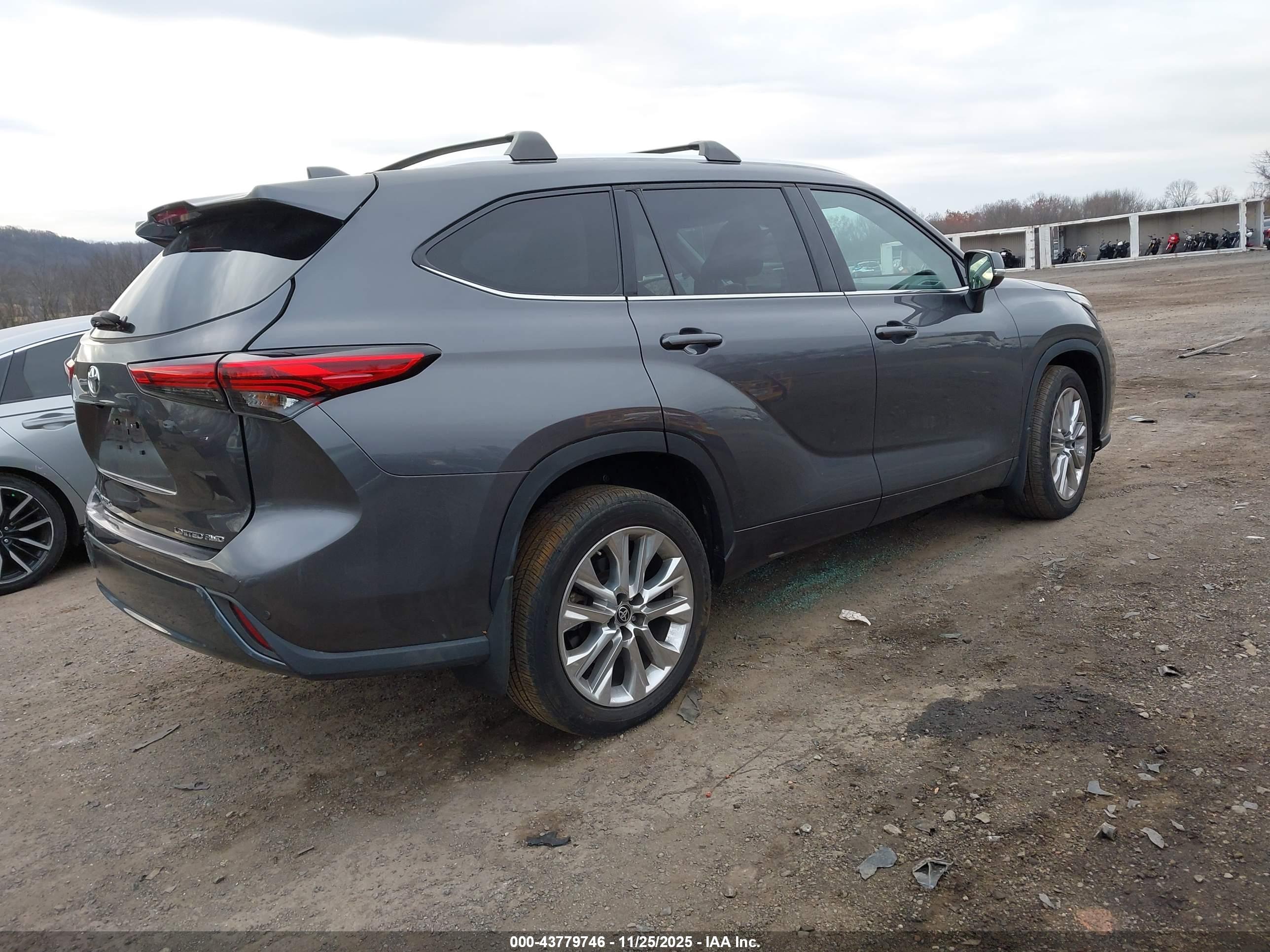 TOYOTA HIGHLANDER image 4