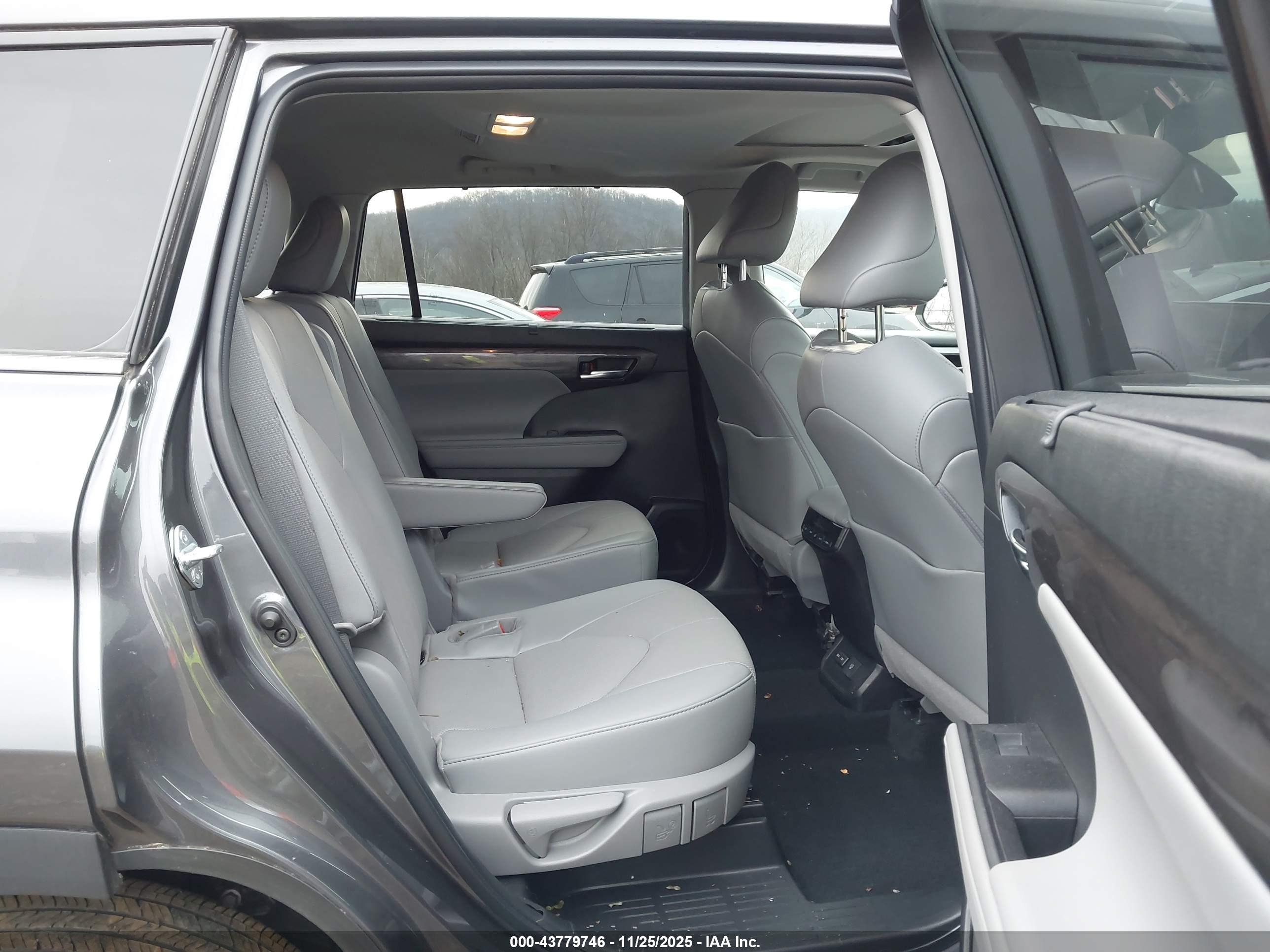 TOYOTA HIGHLANDER image 8