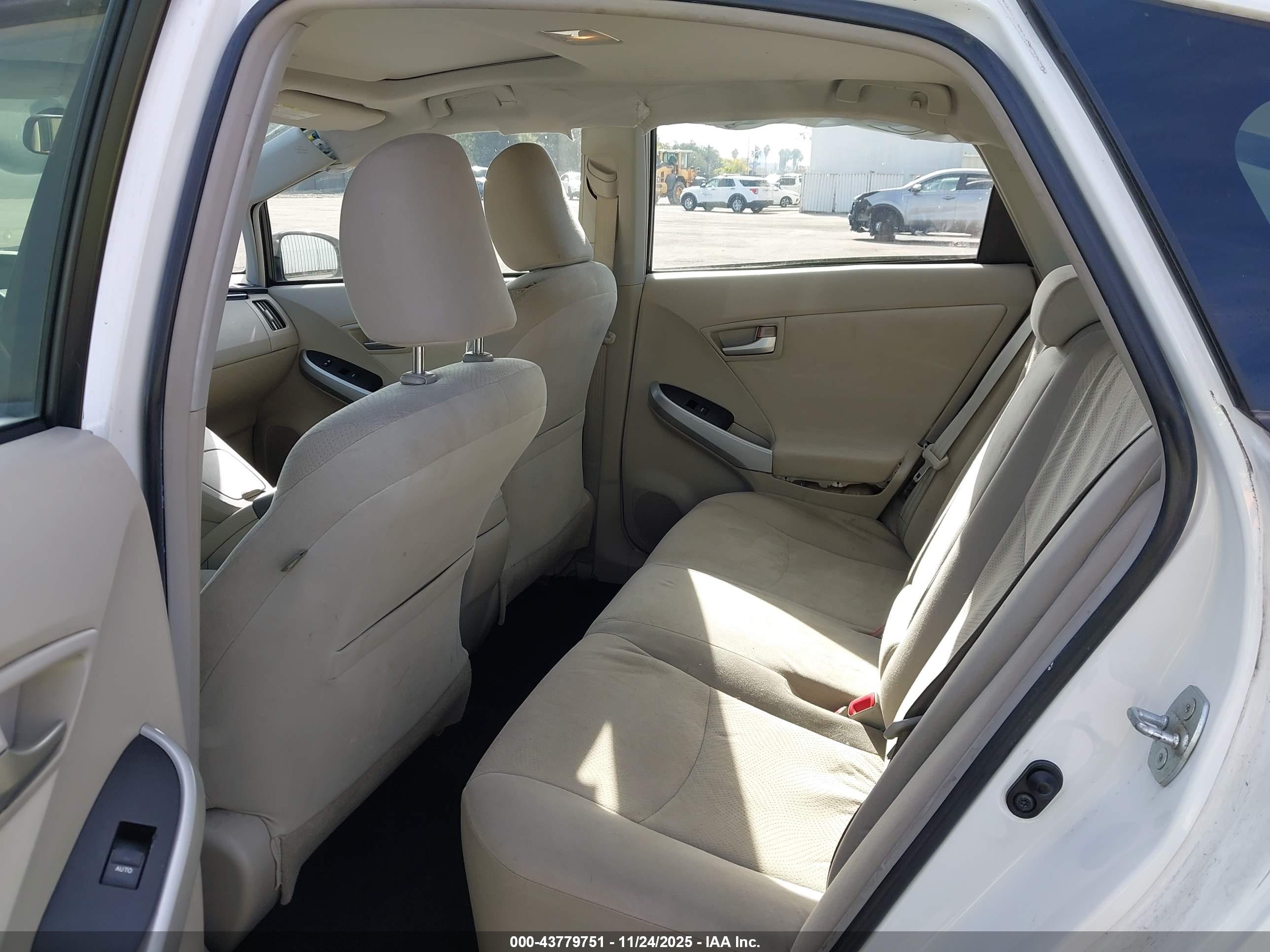 TOYOTA PRIUS image 8