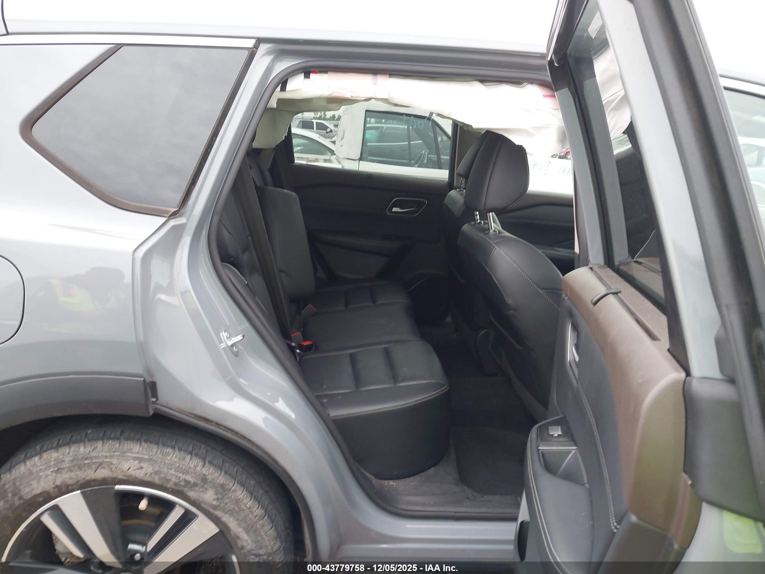 NISSAN ROGUE image 8